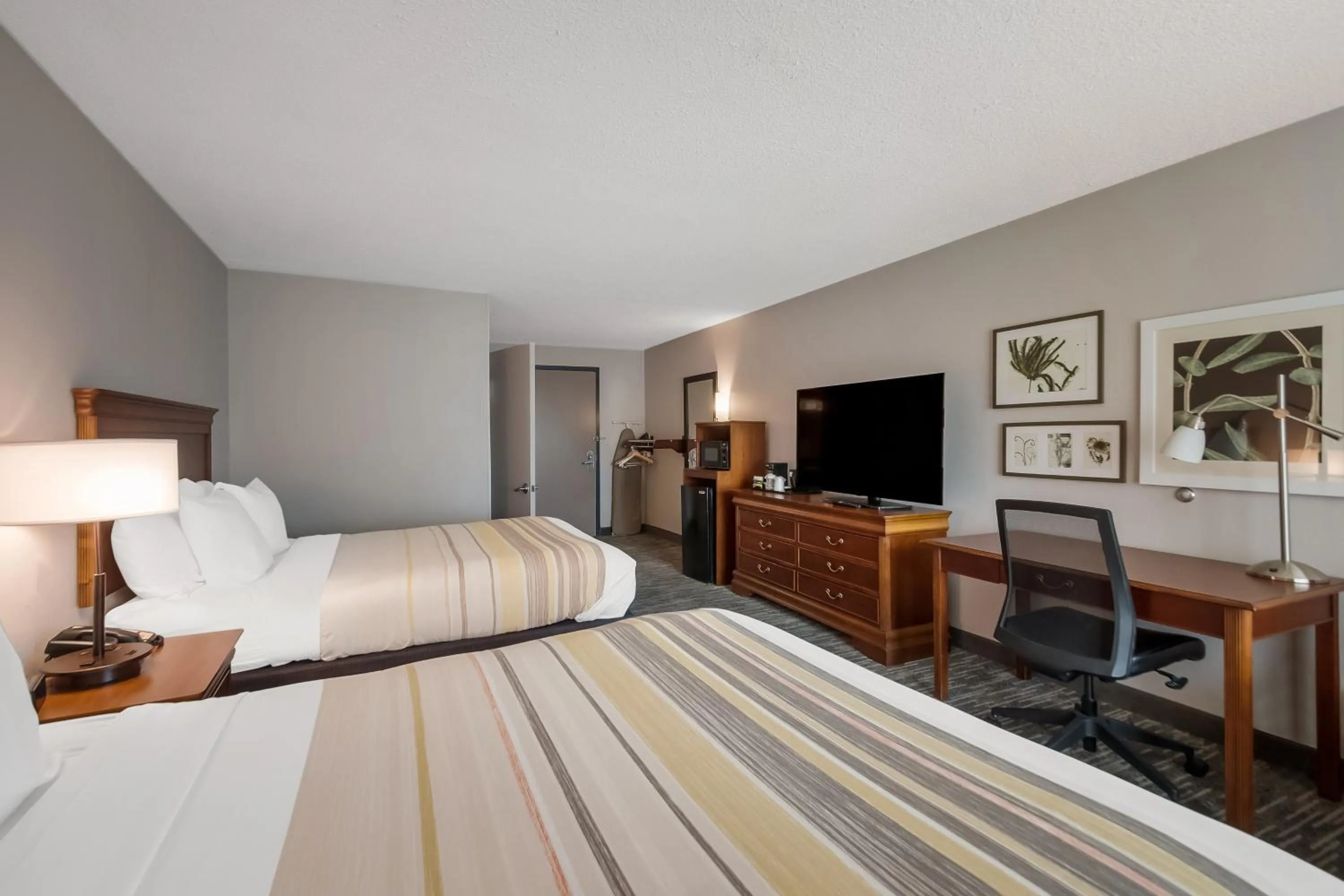 TV and multimedia, Bed in Country Inn & Suites by Radisson, Fredericksburg South I-95 , VA