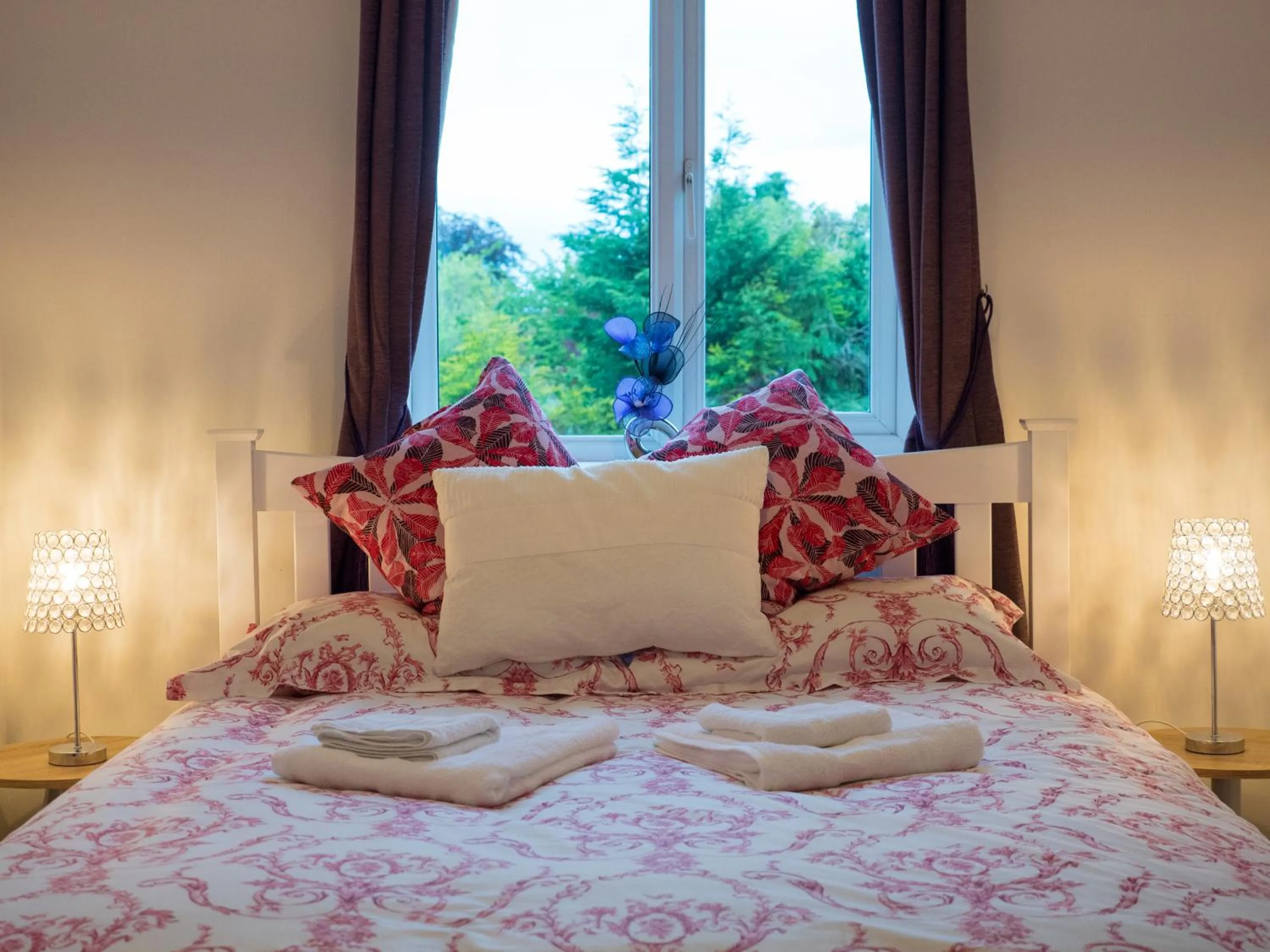 Bedroom, Bed in Zoo Cottage