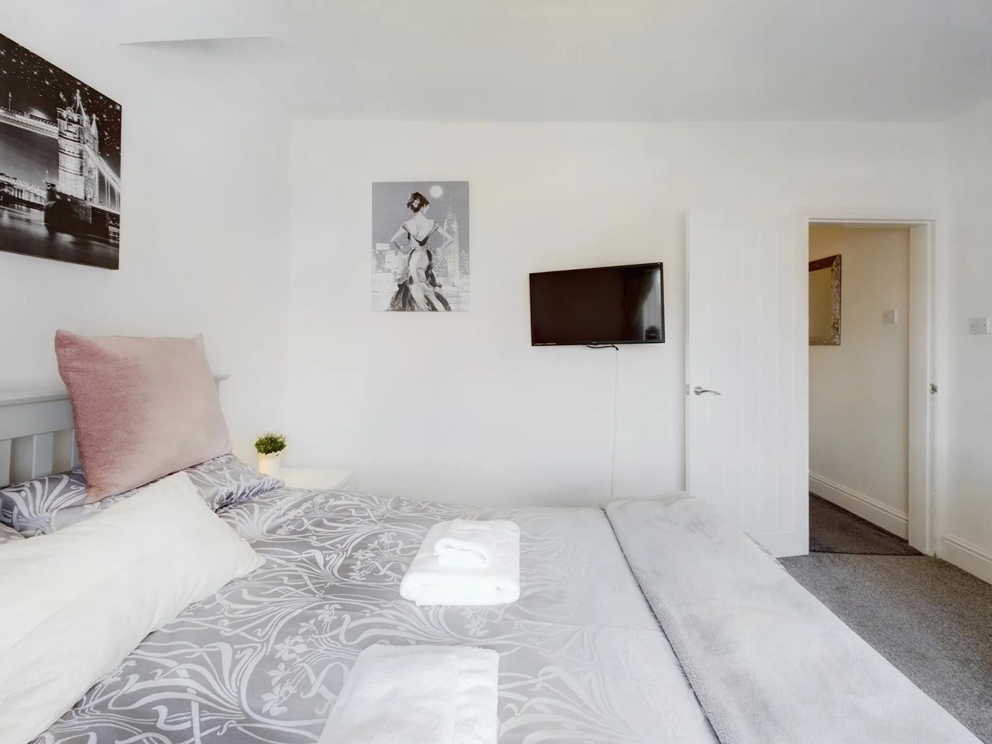 TV and multimedia, Bed in Zoo Cottage