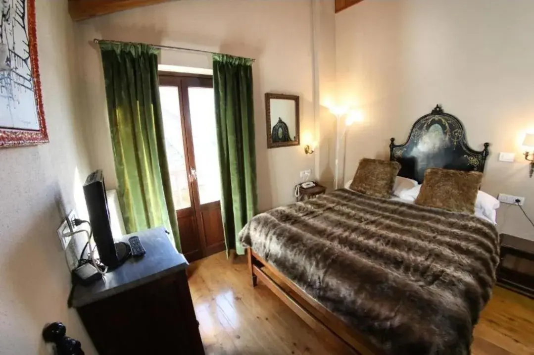 Small Double or Twin Room in Art Hotel Grandes Murailles Small Double or Twin Room in Art Hotel Grandes Murailles