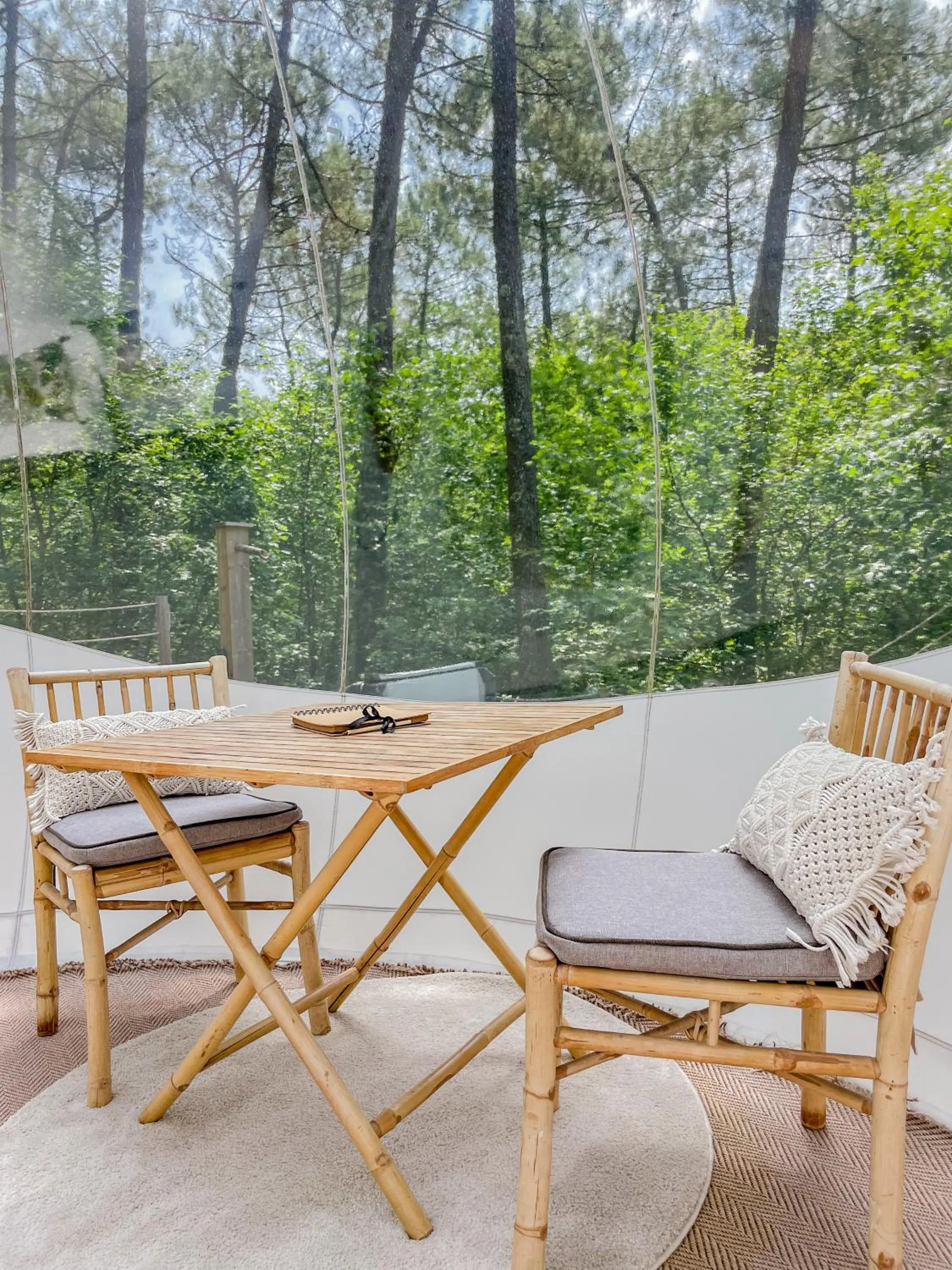 Dining area in Les Bulles De Bordeaux