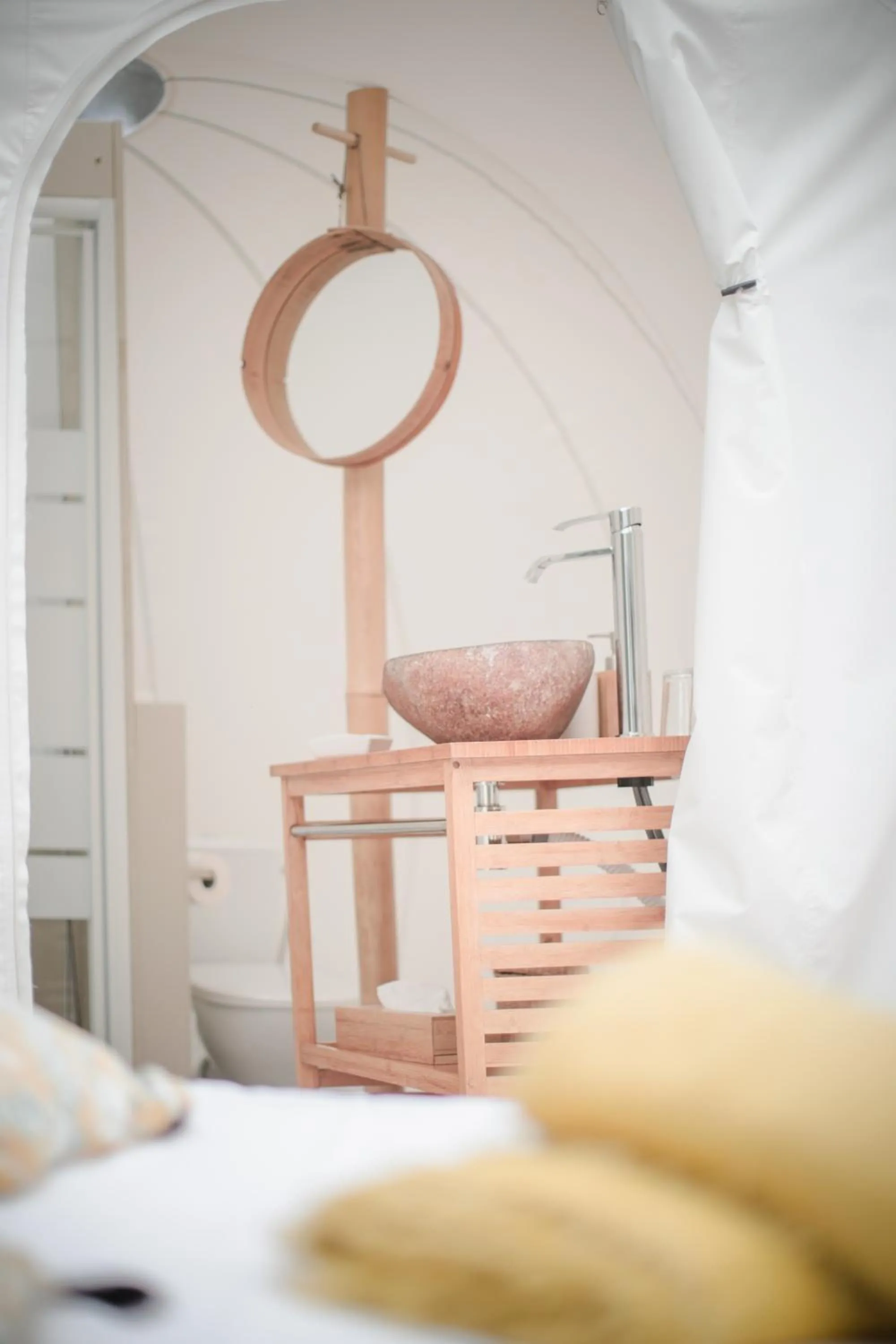 Bathroom, Bed in Les Bulles De Bordeaux