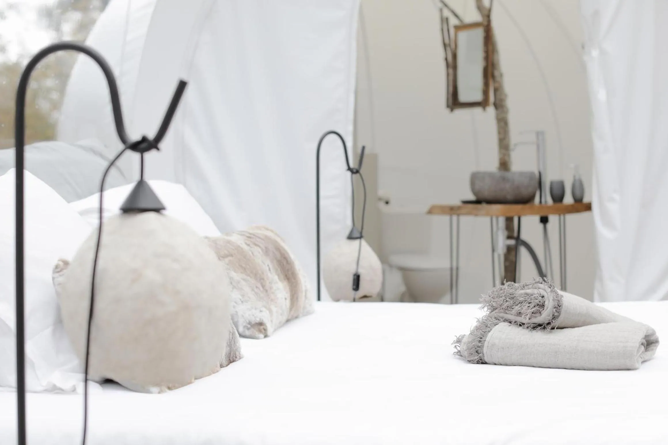 Photo of the whole room, Bed in Les Bulles De Bordeaux