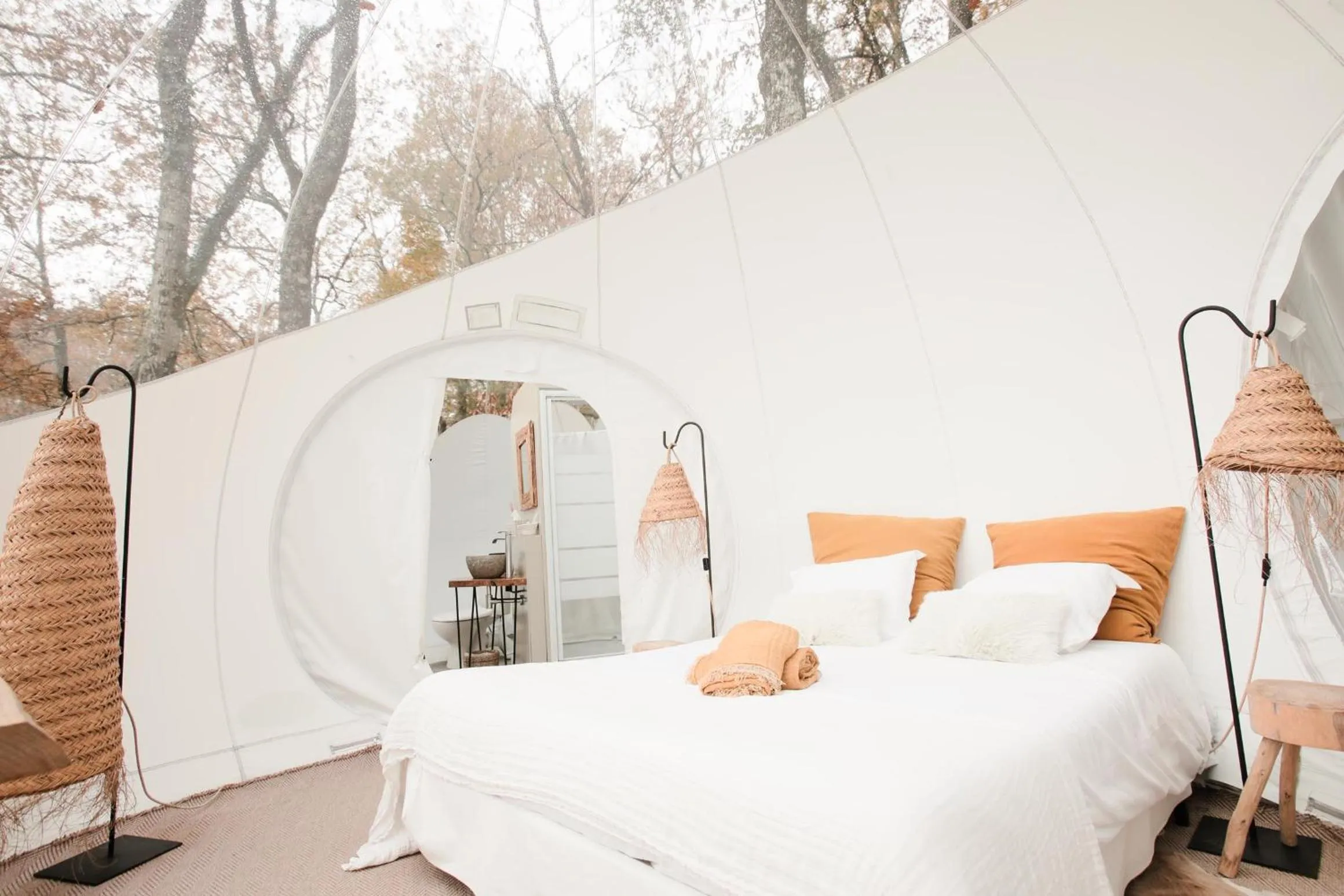 Photo of the whole room, Bed in Les Bulles De Bordeaux