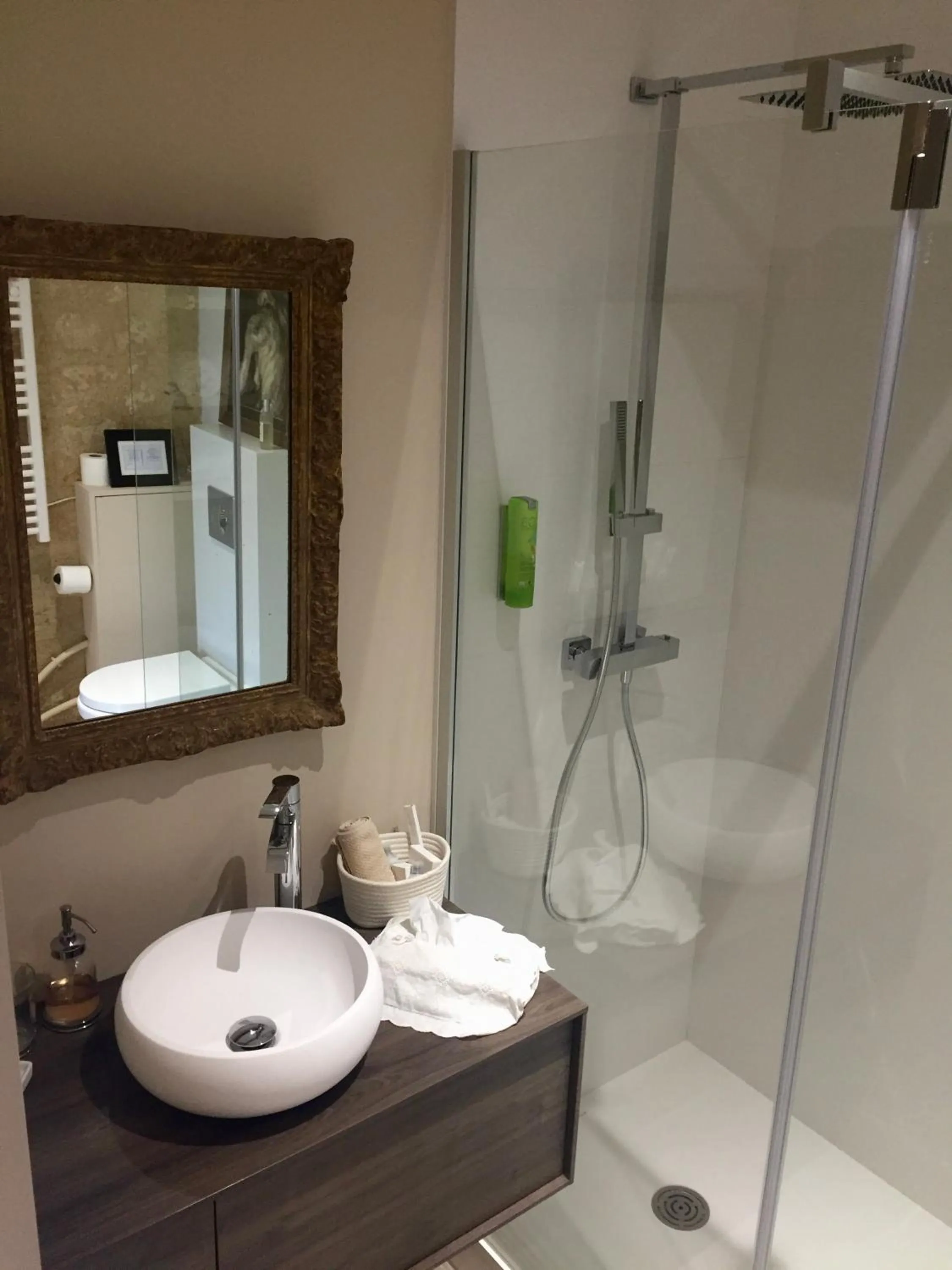 Bathroom in Les Bulles De Bordeaux