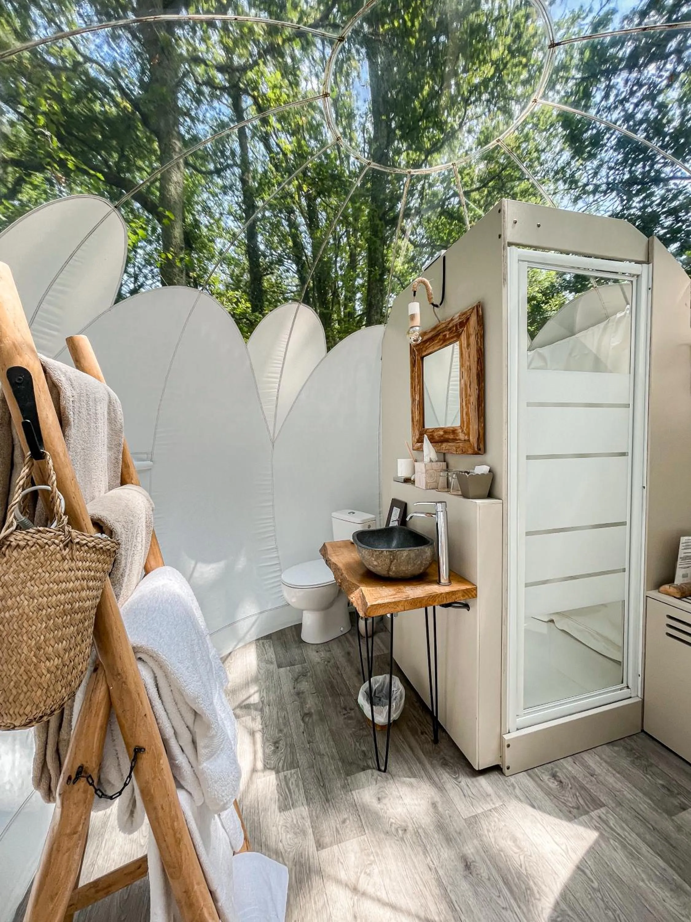 Bathroom in Les Bulles De Bordeaux