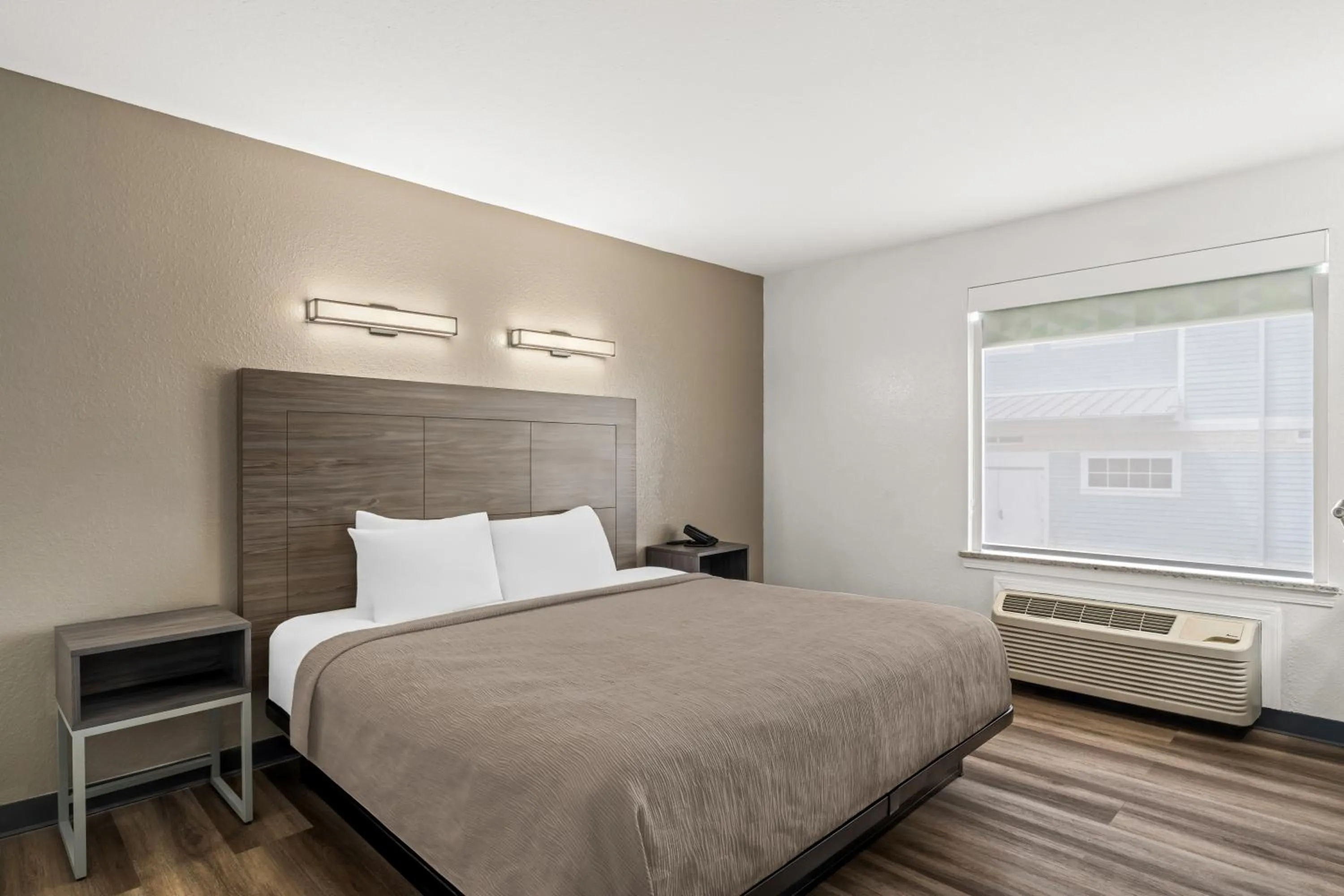 Bed in Quality Inn & Suites Biloxi - Ocean Springs