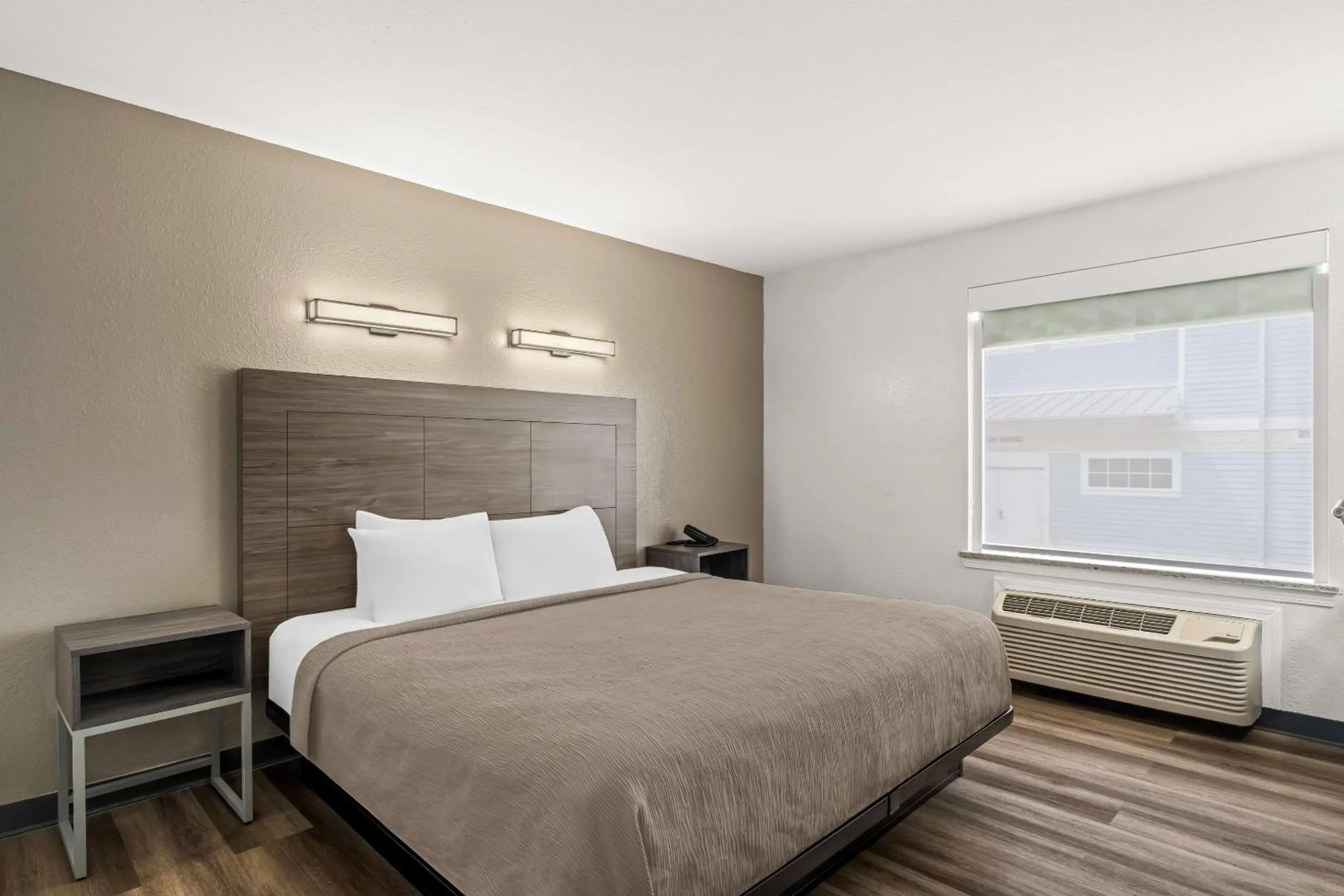 Bedroom, Bed in Quality Inn & Suites Biloxi - Ocean Springs