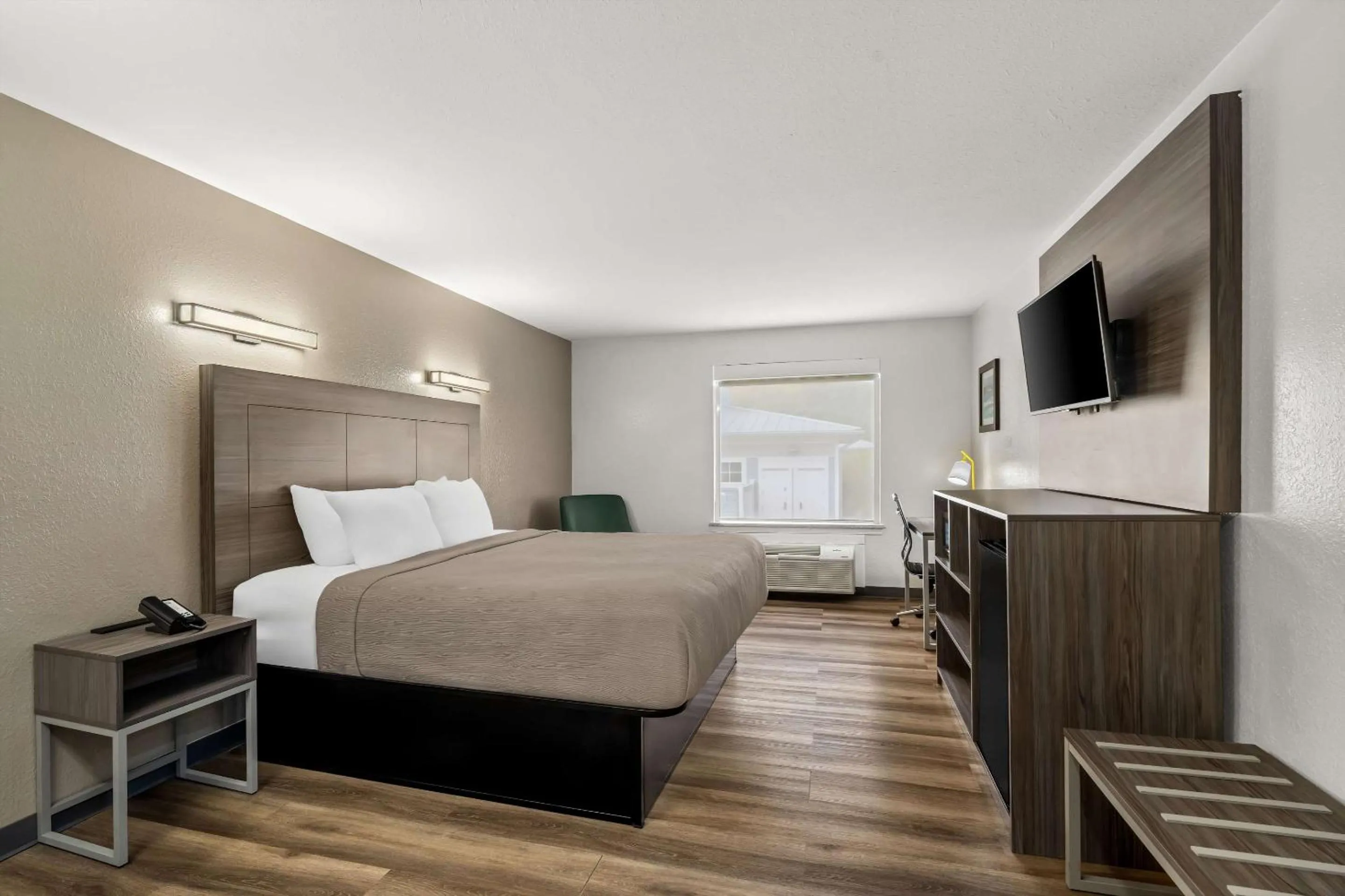 Bedroom, Bed in Quality Inn & Suites Biloxi - Ocean Springs