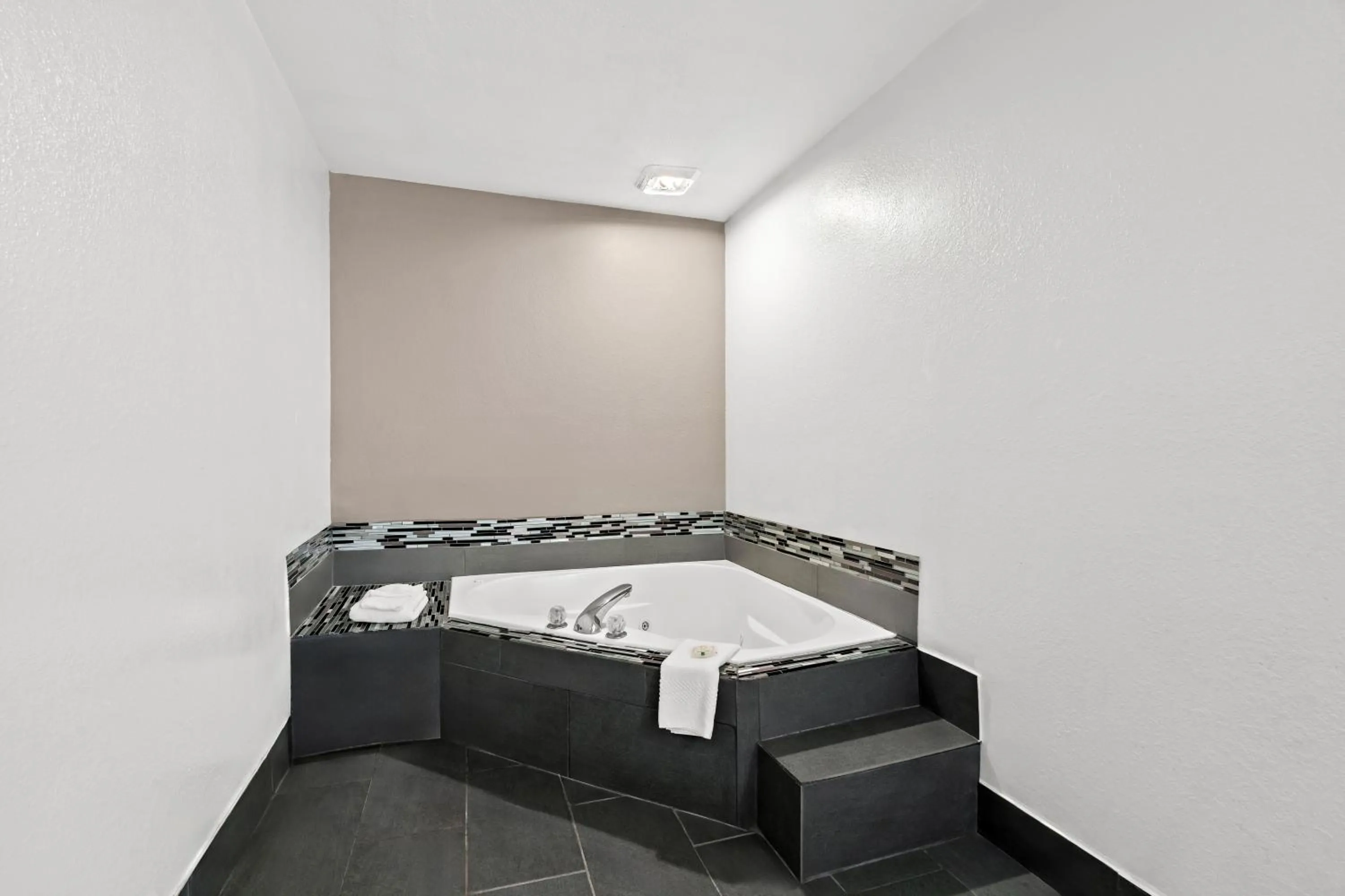 towels, Bed in Quality Inn & Suites Biloxi - Ocean Springs