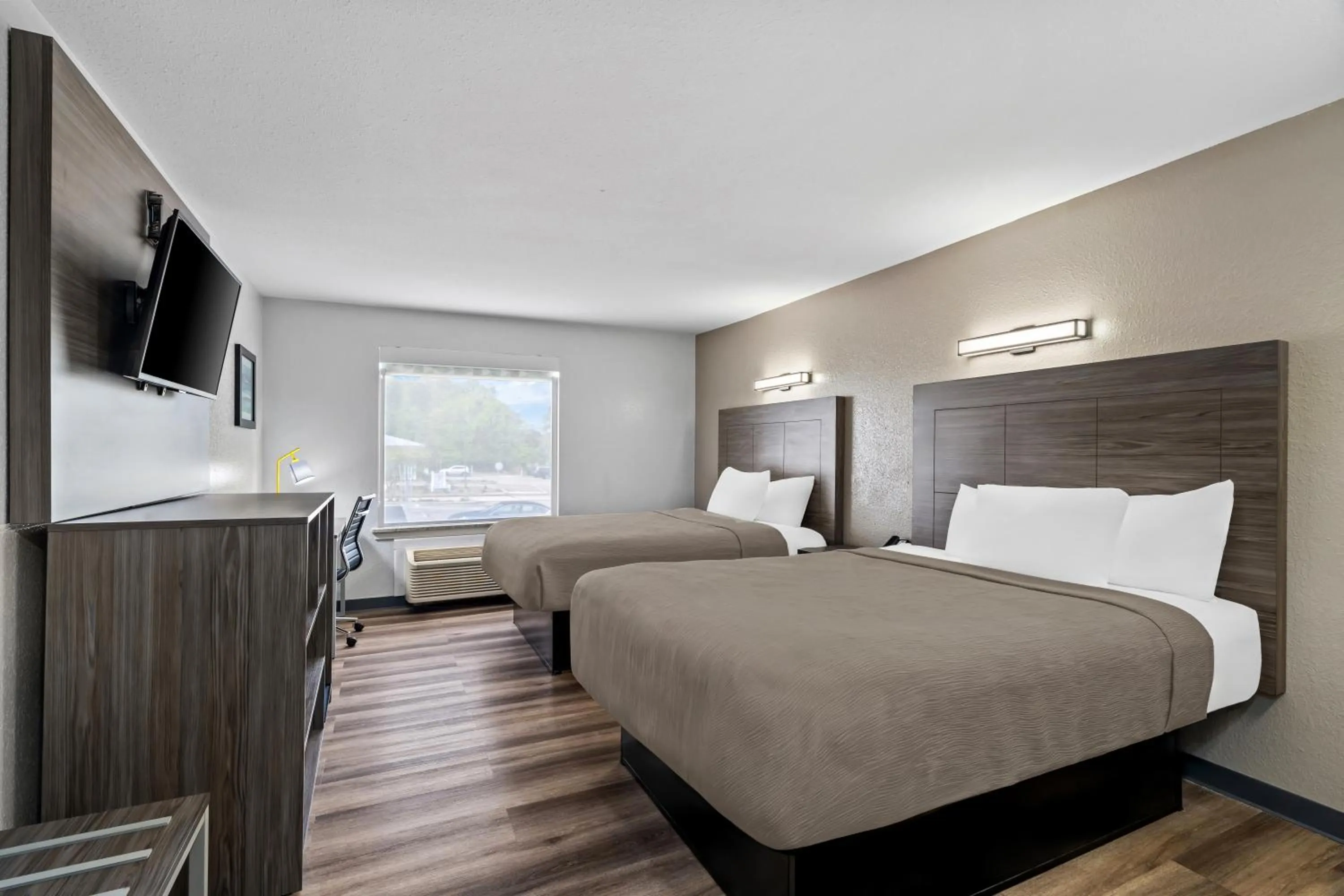 Bed in Quality Inn & Suites Biloxi - Ocean Springs