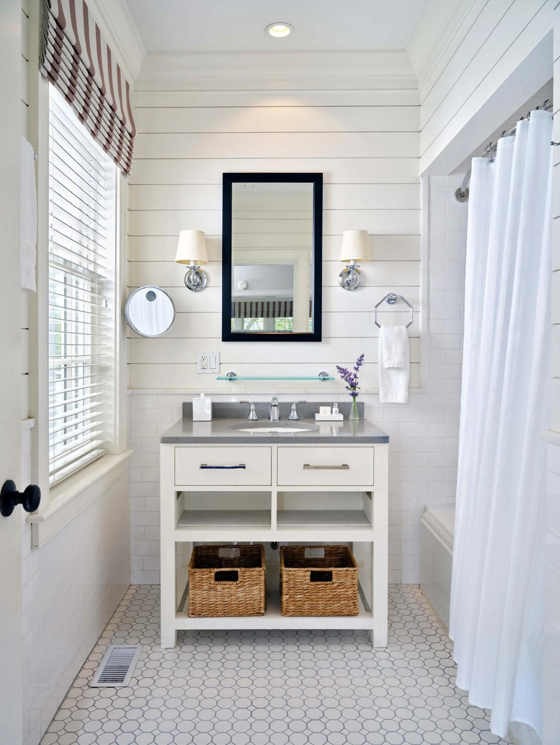 Bathroom in Harbor View Hotel