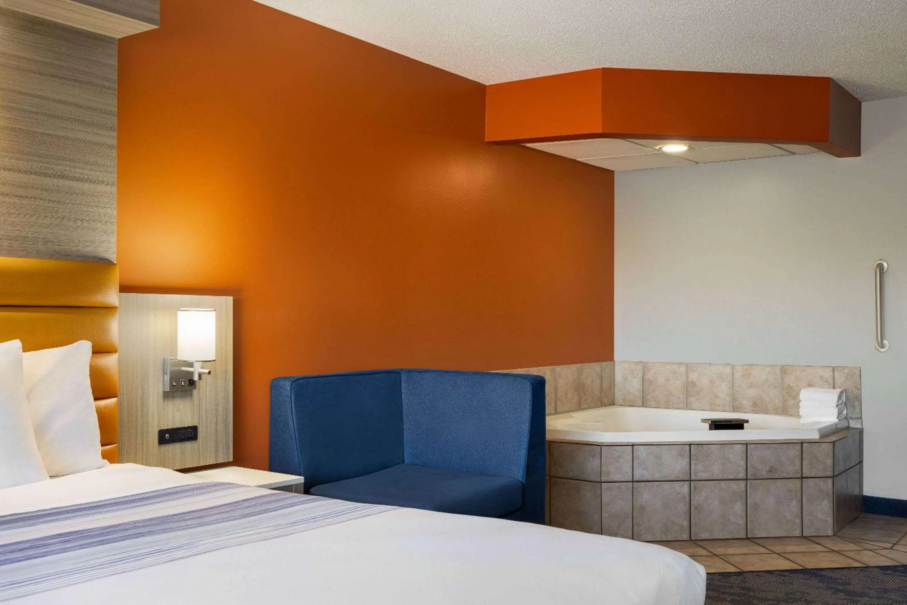 Photo of the whole room, Bed in AmericInn by Wyndham Inver Grove Heights Minneapolis