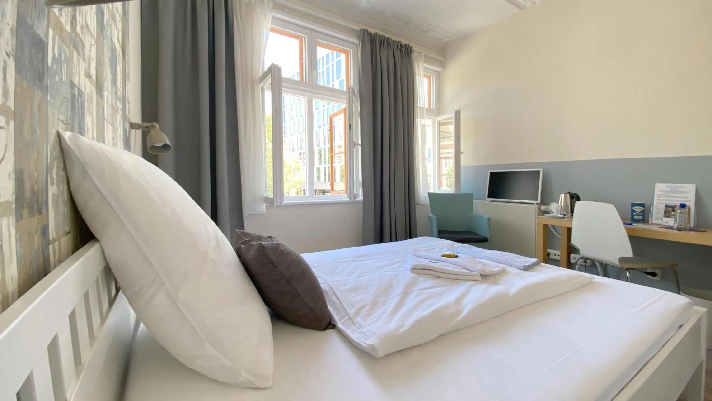 View (from property/room), Bed in Frauenhotel Hanseatin - Women Only