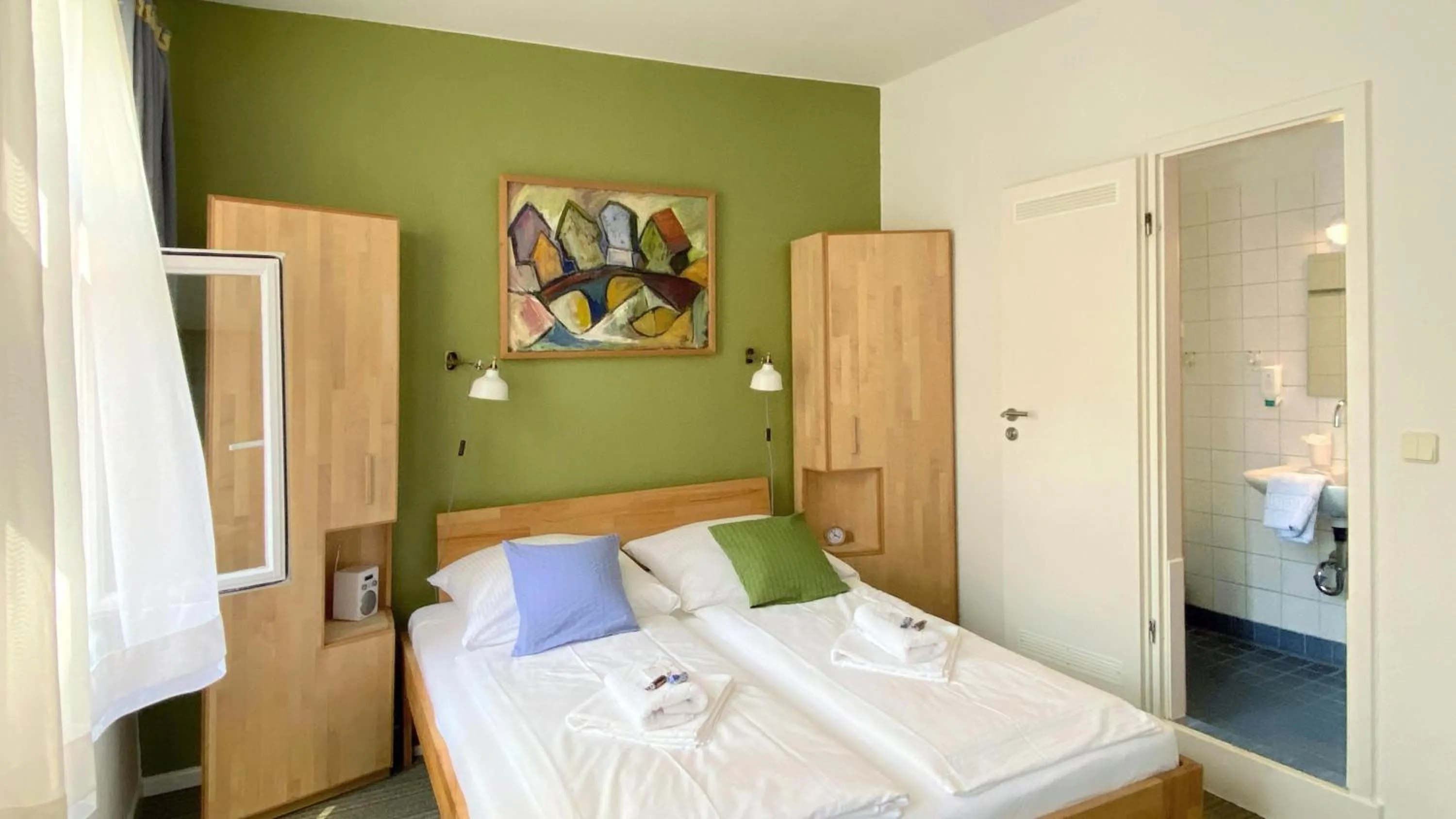 Toilet, Bed in Frauenhotel Hanseatin - Women Only