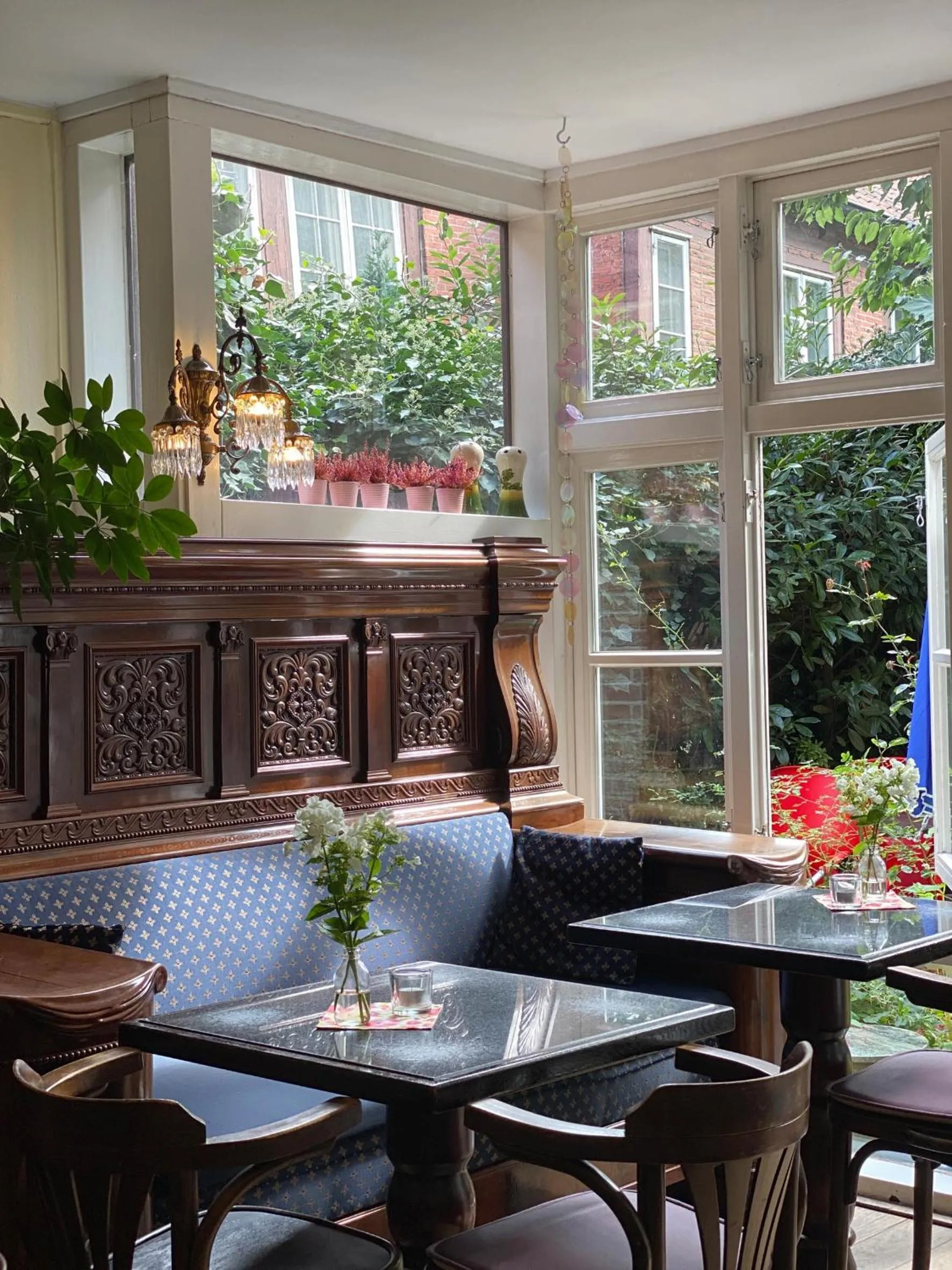 Communal lounge/ TV room in Frauenhotel Hanseatin - Women Only