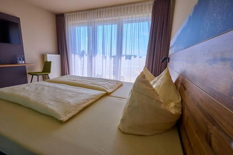 Photo of the whole room, Bed in Hochwälder Wohlfühlhotel