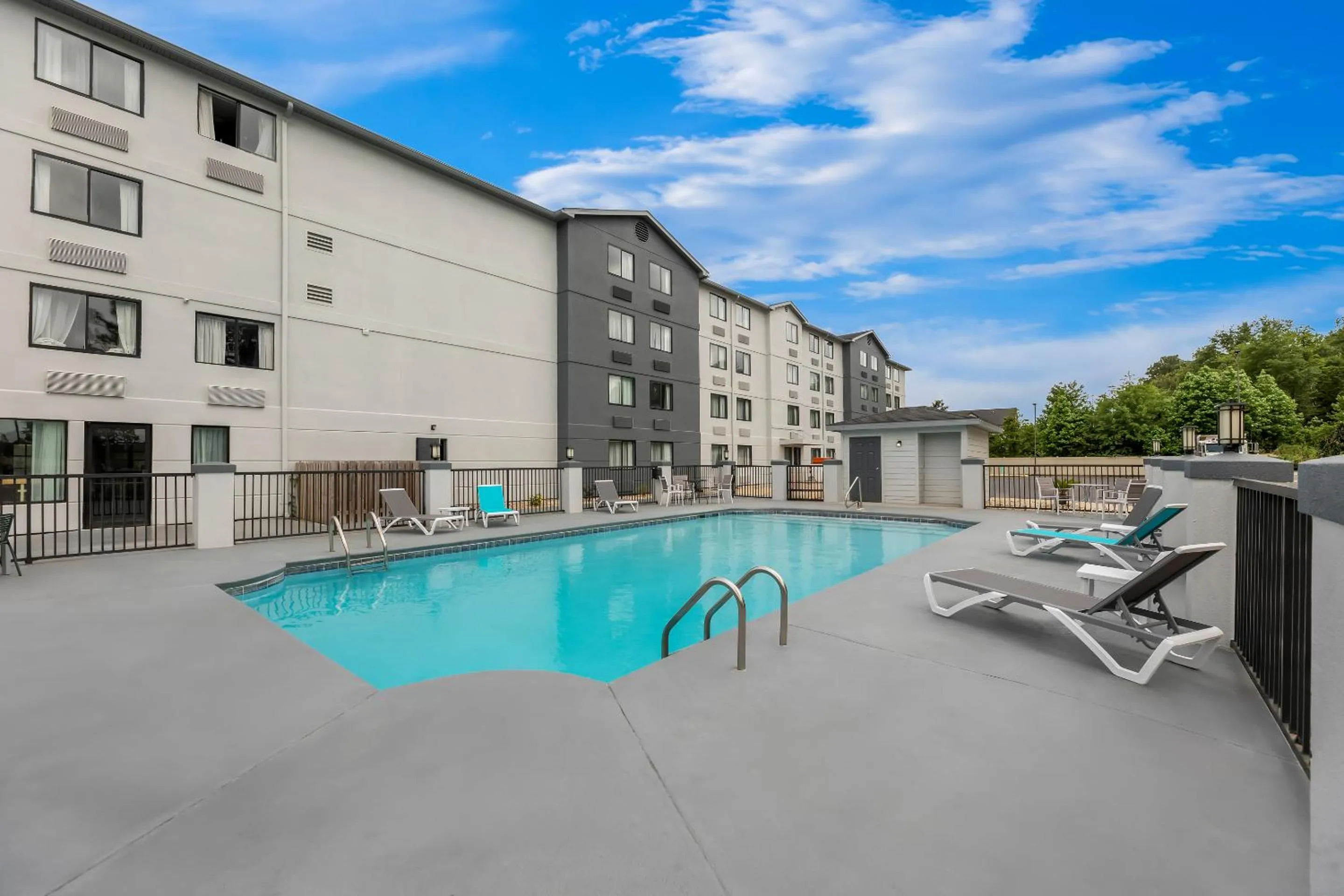 Swimming pool in Spark By Hilton Biloxi Ocean Springs