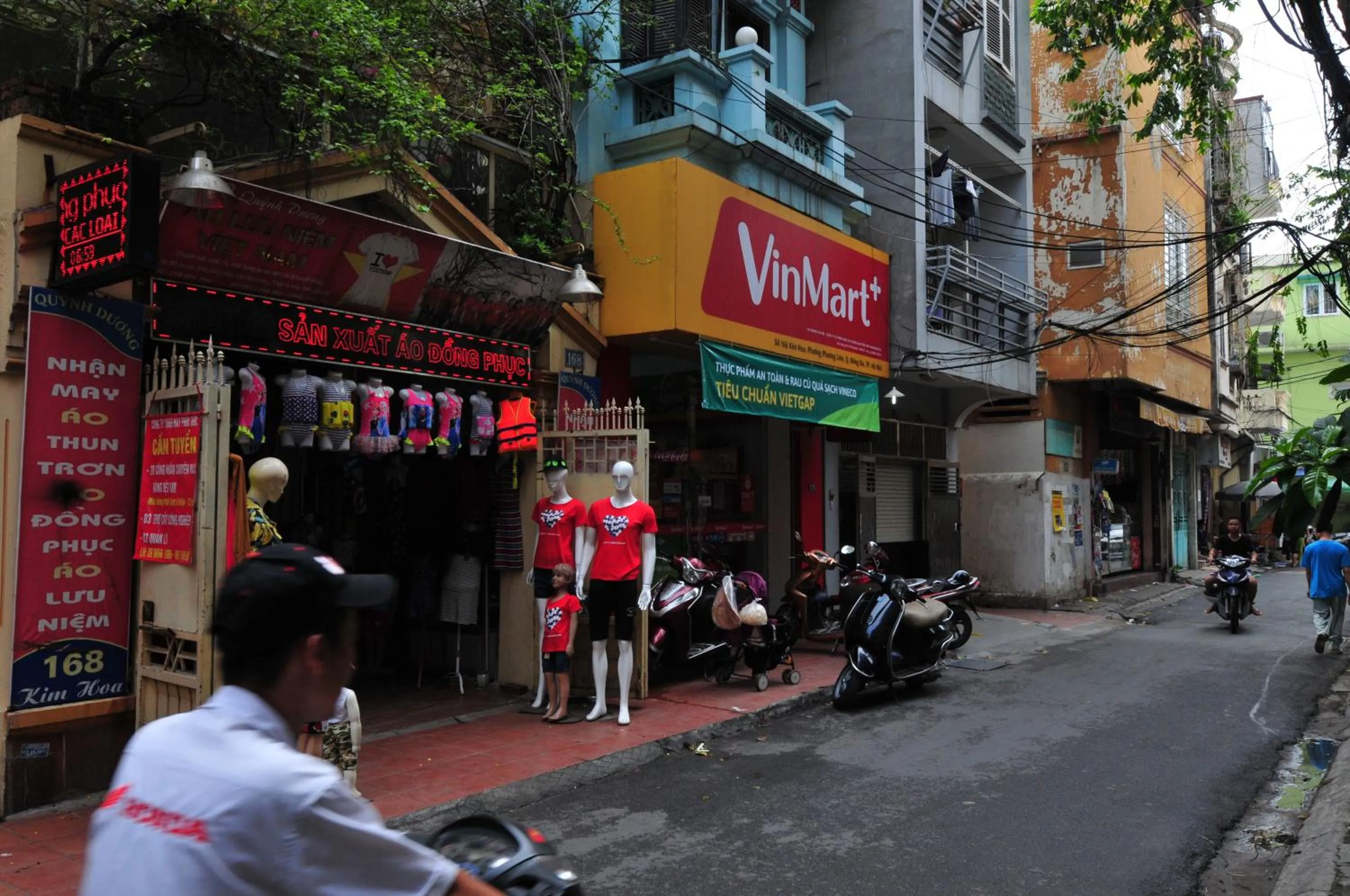 Supermarket/grocery shop in Chez Tram Homestay