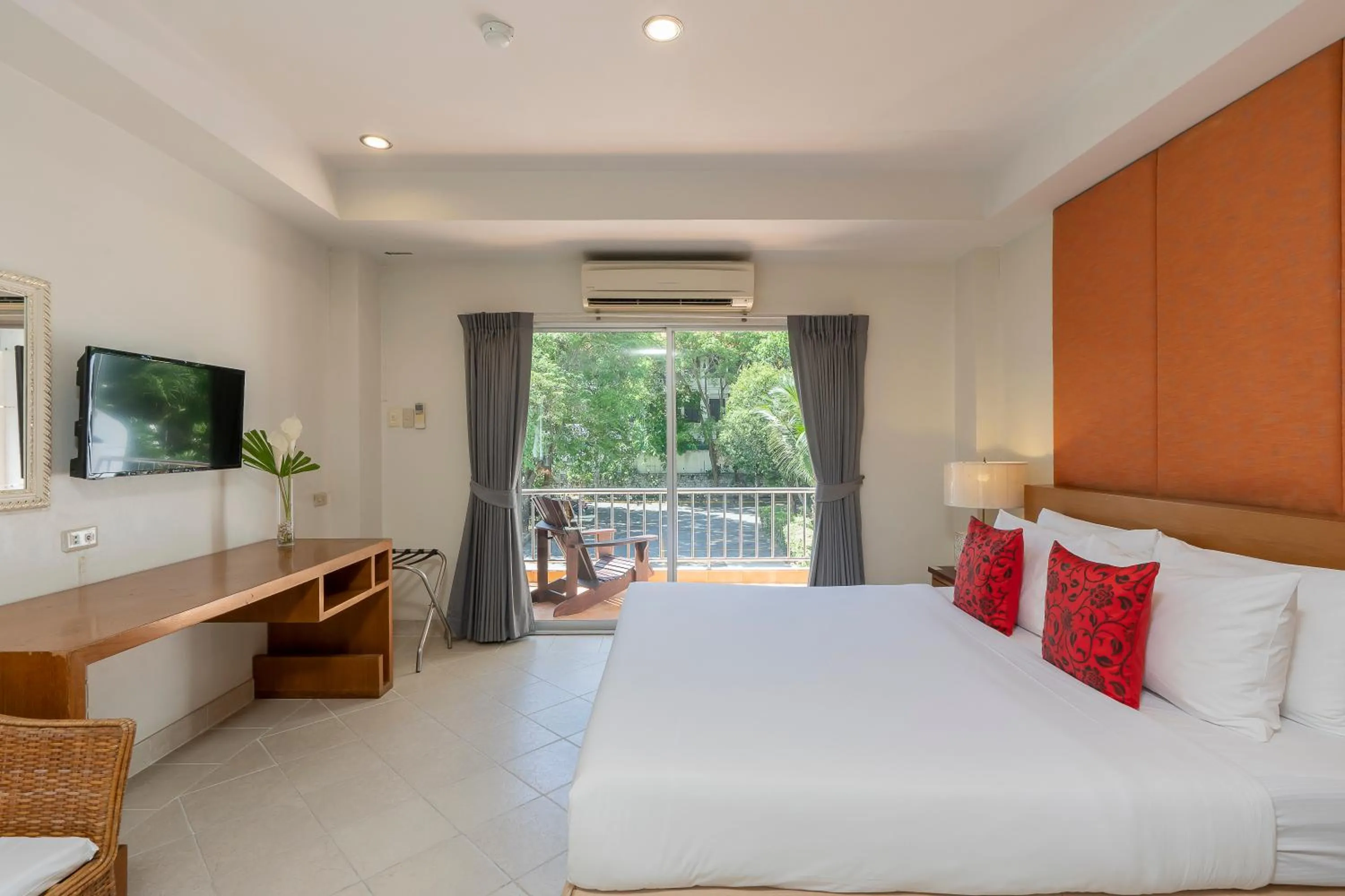 TV and multimedia, Bed in Bella Villa Pattaya 3rd Road