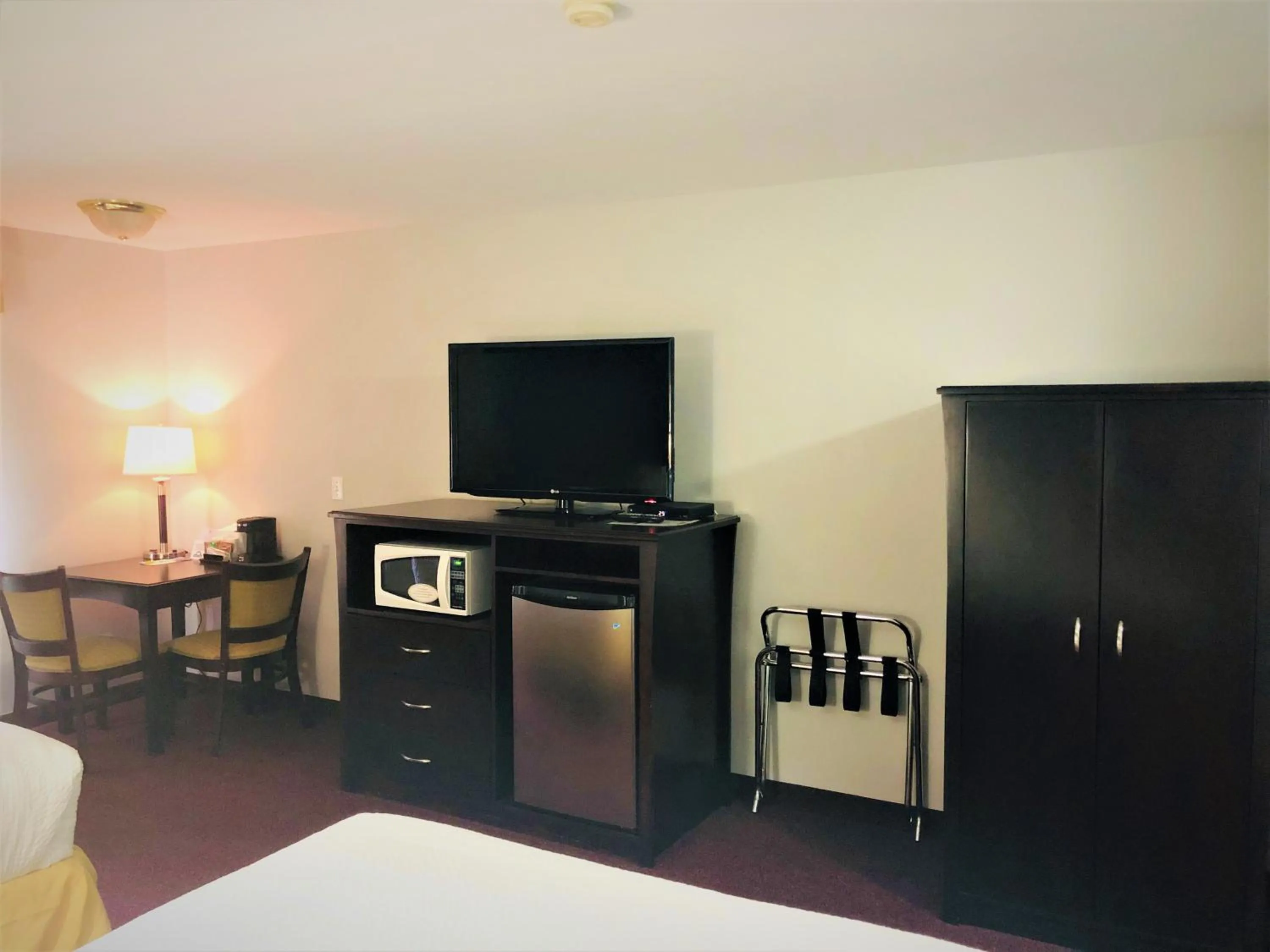 Communal lounge/ TV room, Bed in Days Inn by Wyndham Kamloops BC