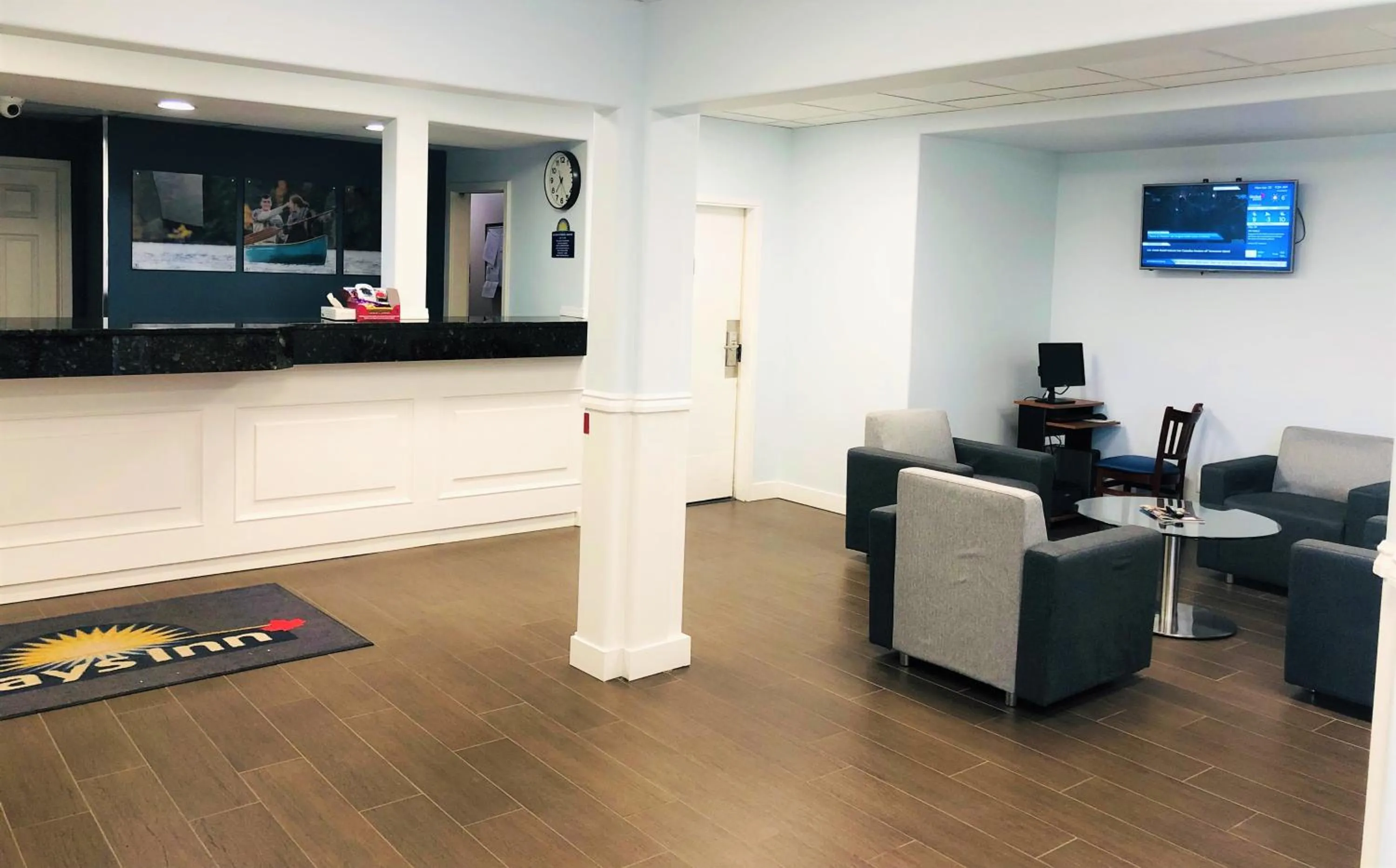 Communal lounge/ TV room in Days Inn by Wyndham Kamloops BC