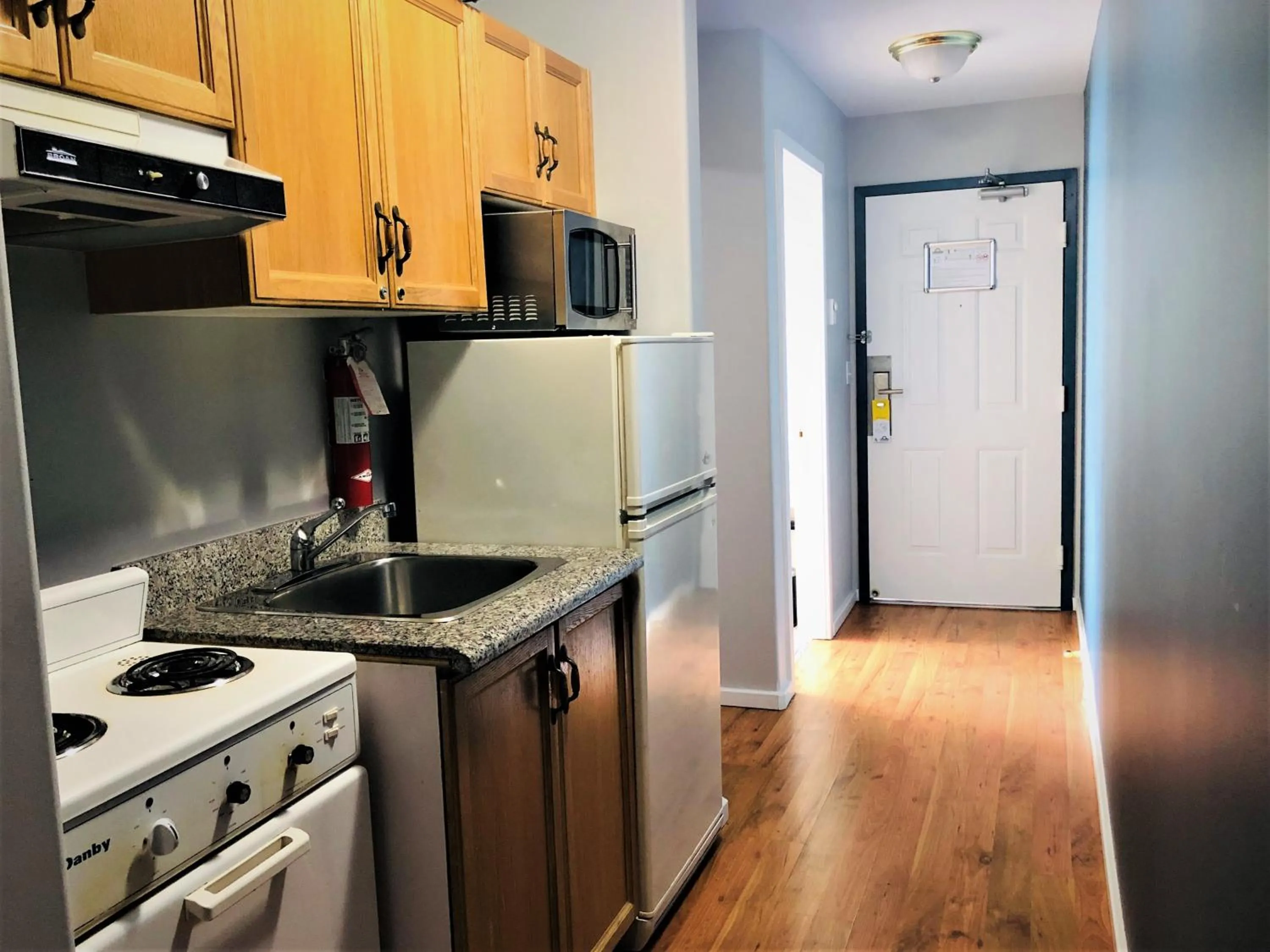 Kitchen or kitchenette in Days Inn by Wyndham Kamloops BC