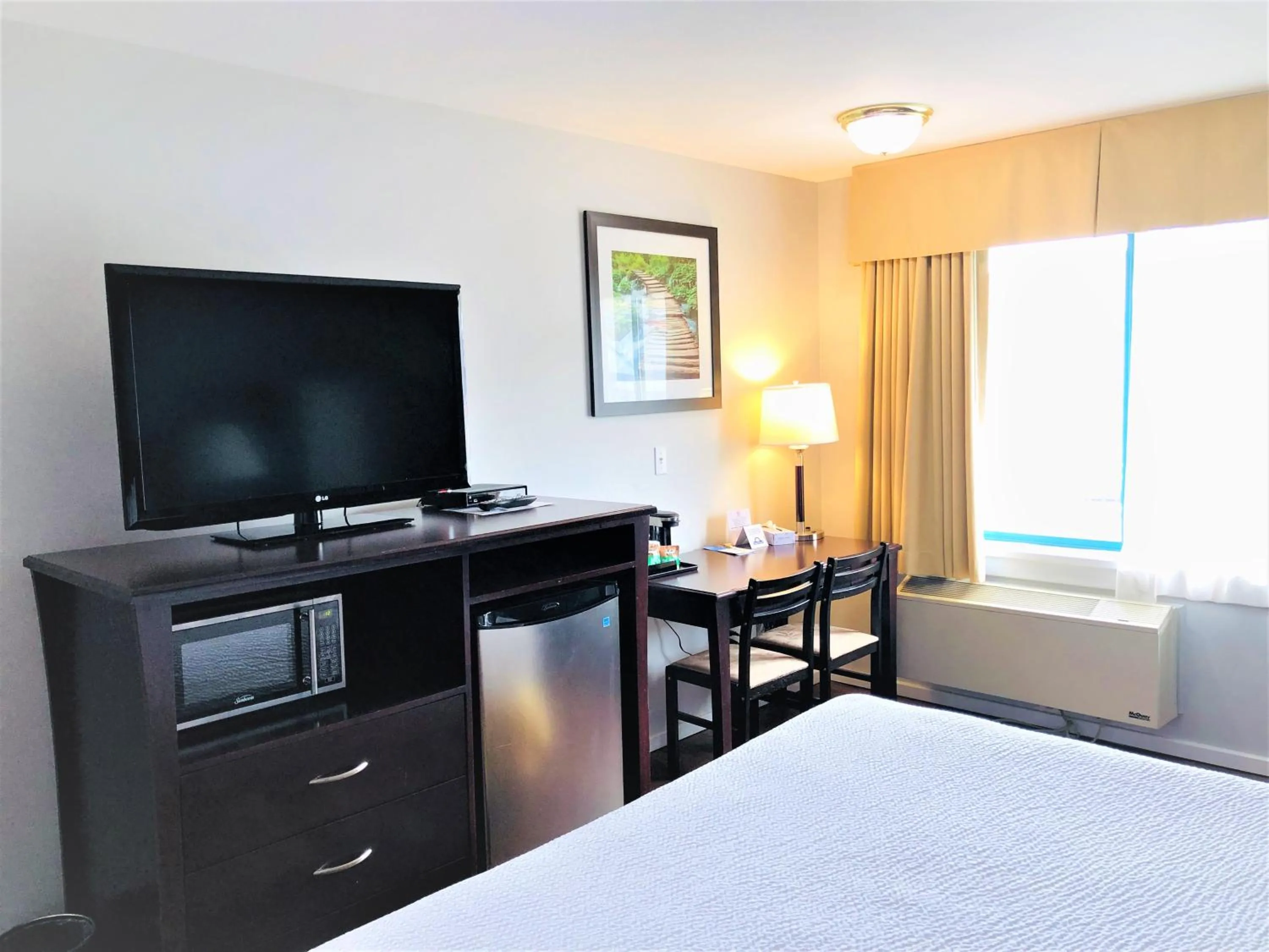 TV and multimedia, Bed in Days Inn by Wyndham Kamloops BC