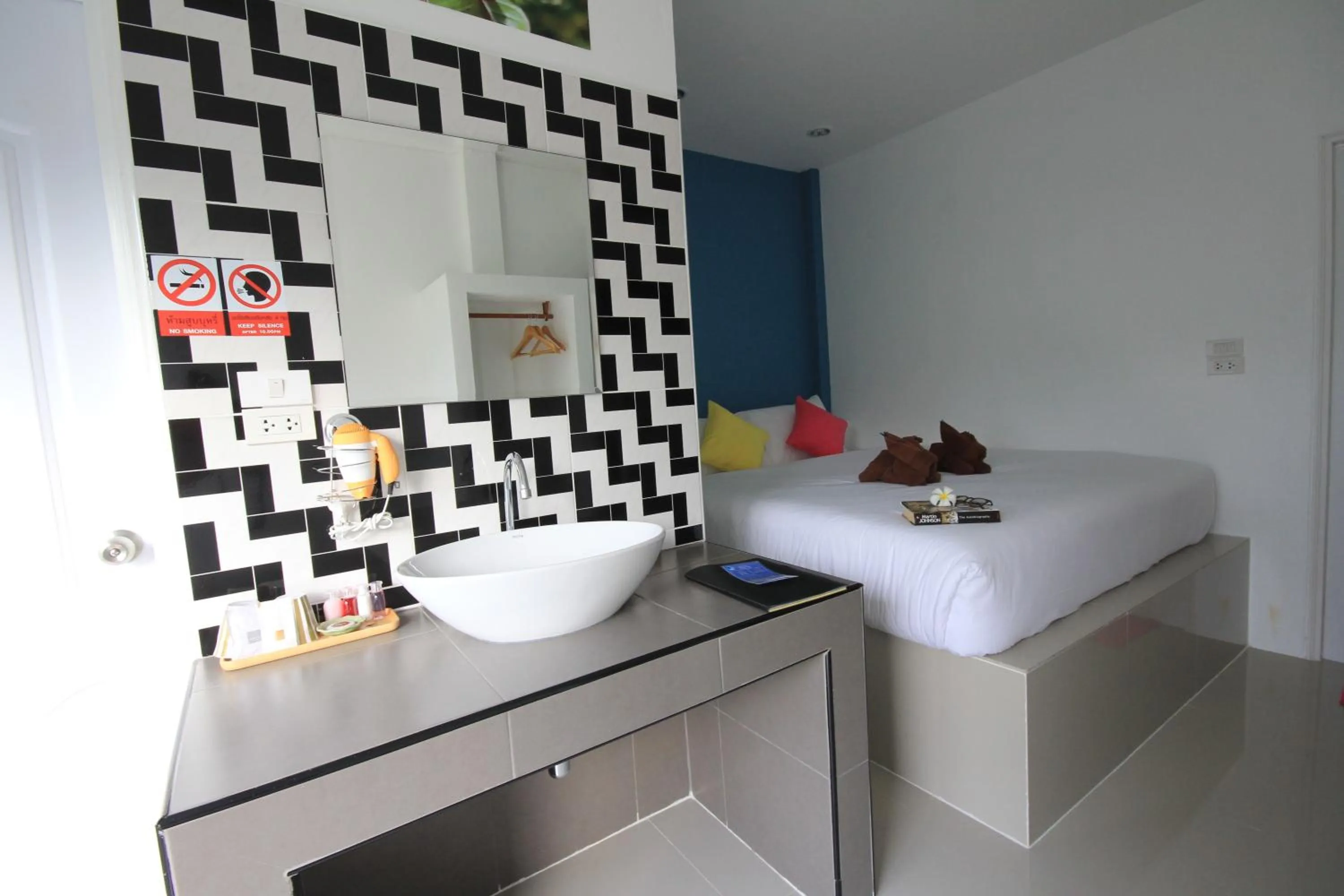 Photo of the whole room, Bed in Phannarai House