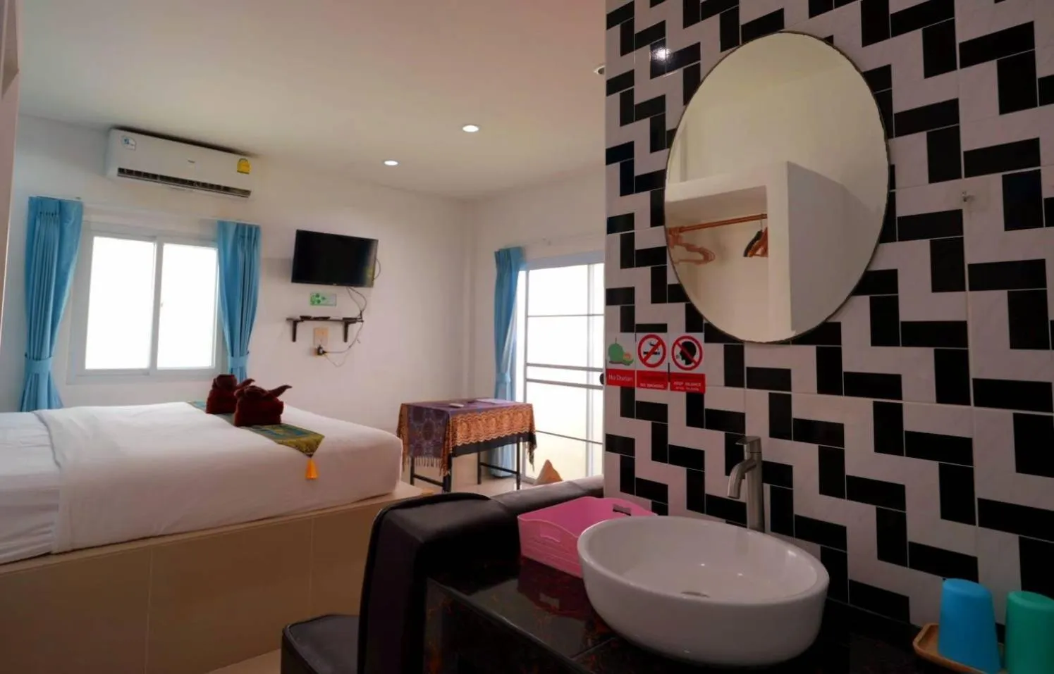 Photo of the whole room, Bed in Phannarai House