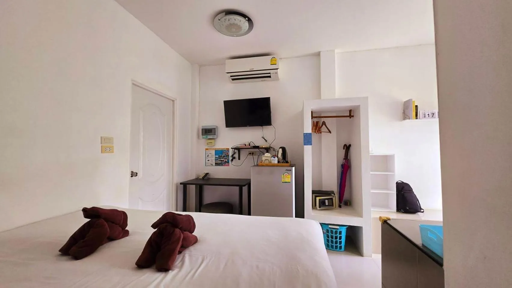 Photo of the whole room, Bed in Phannarai House