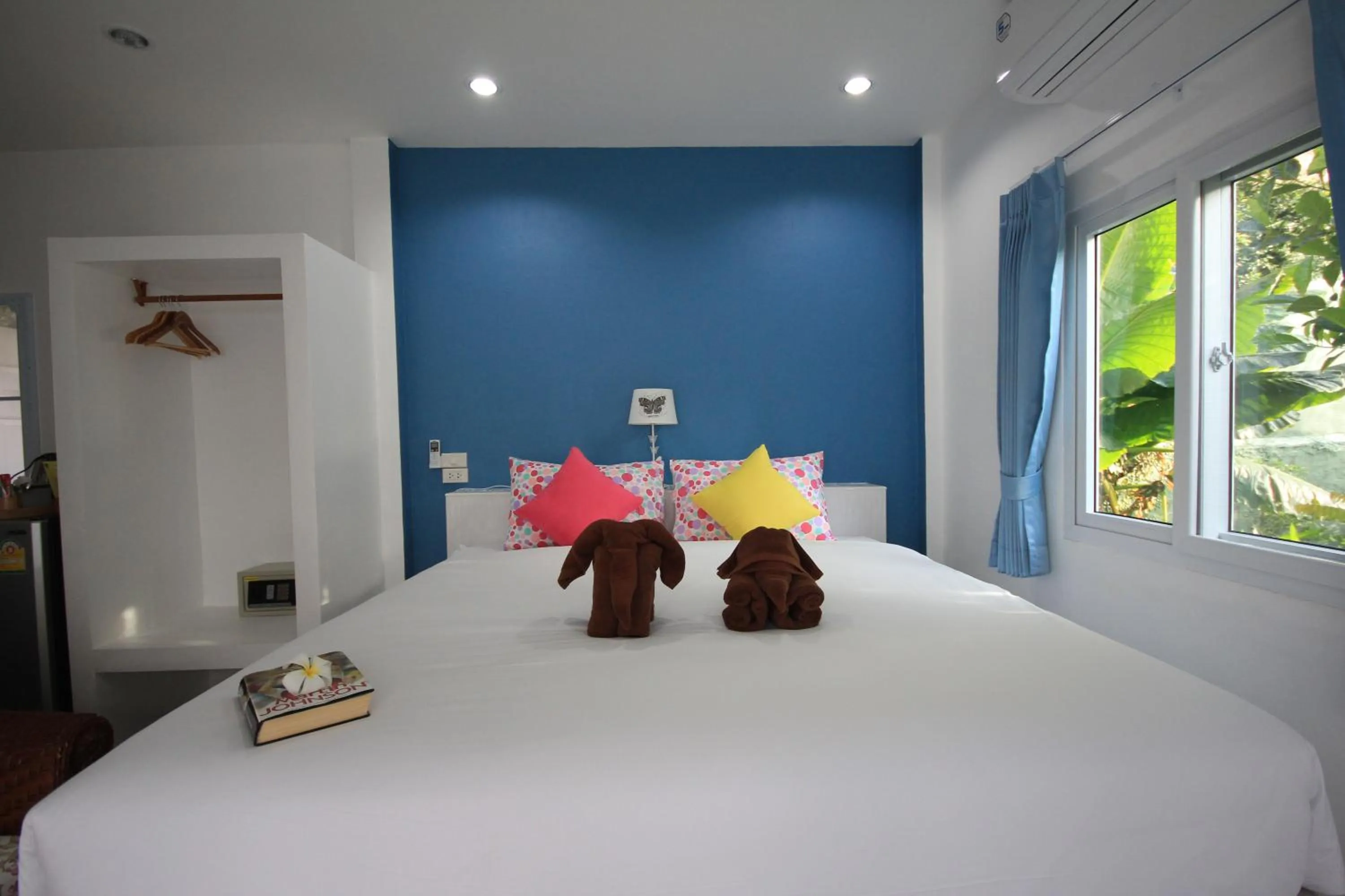 Photo of the whole room, Bed in Phannarai House