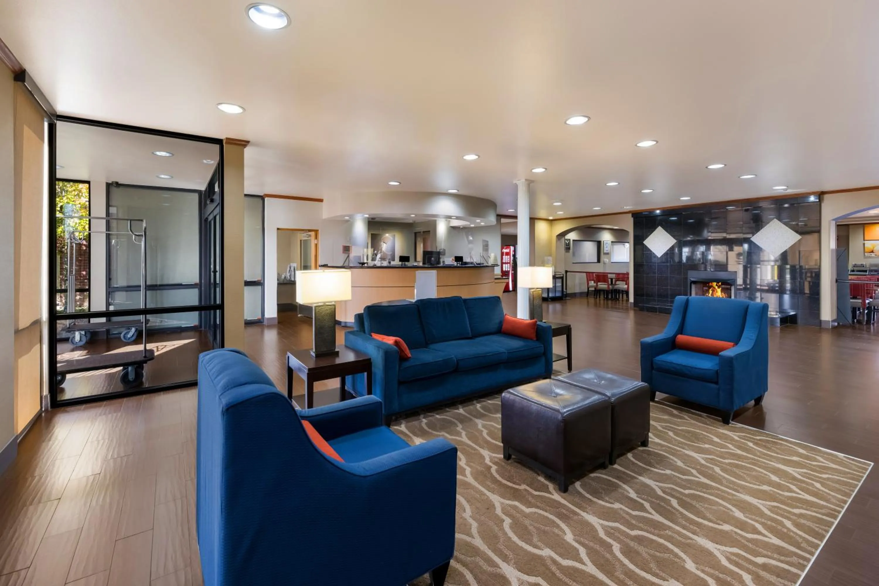 Communal lounge/ TV room in Comfort Suites El Paso West