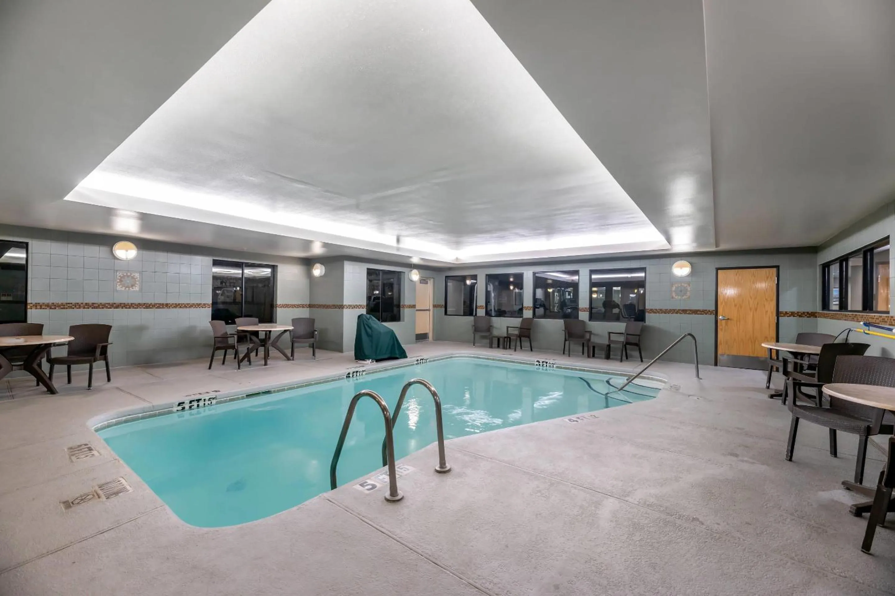 Swimming pool in Comfort Suites El Paso West
