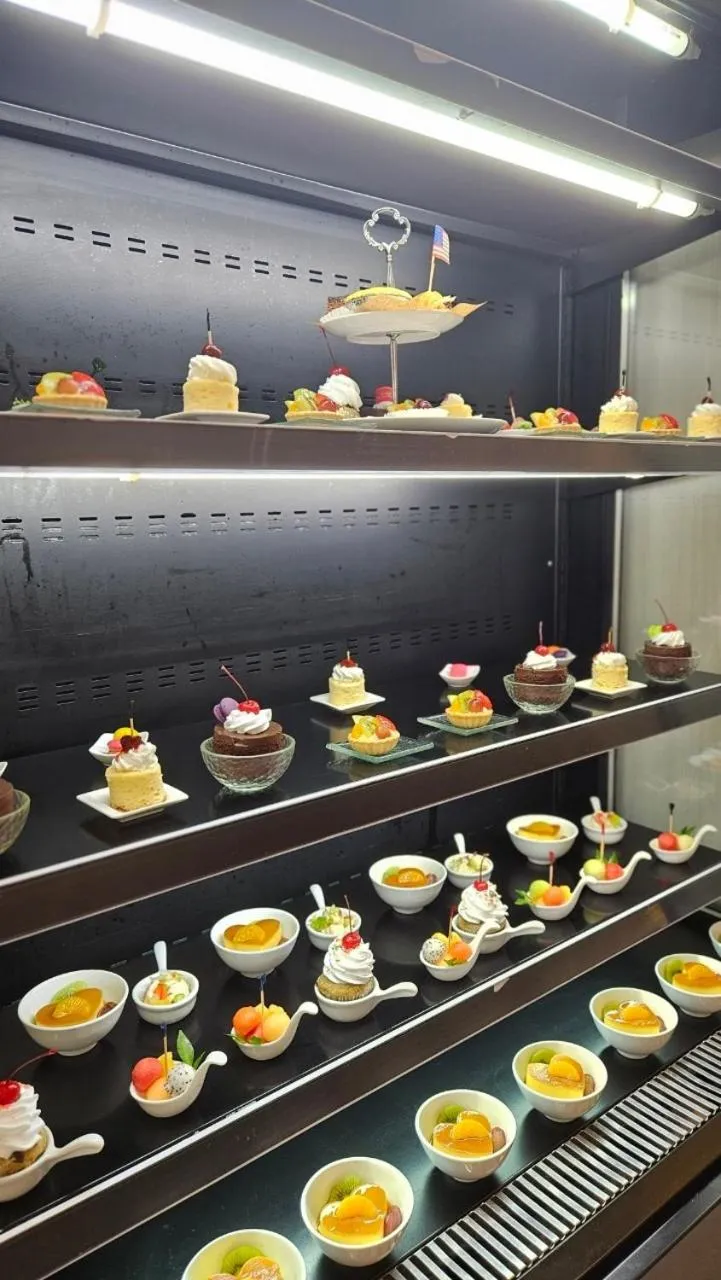 Restaurant/places to eat in The Four Wings Hotel Bangkok