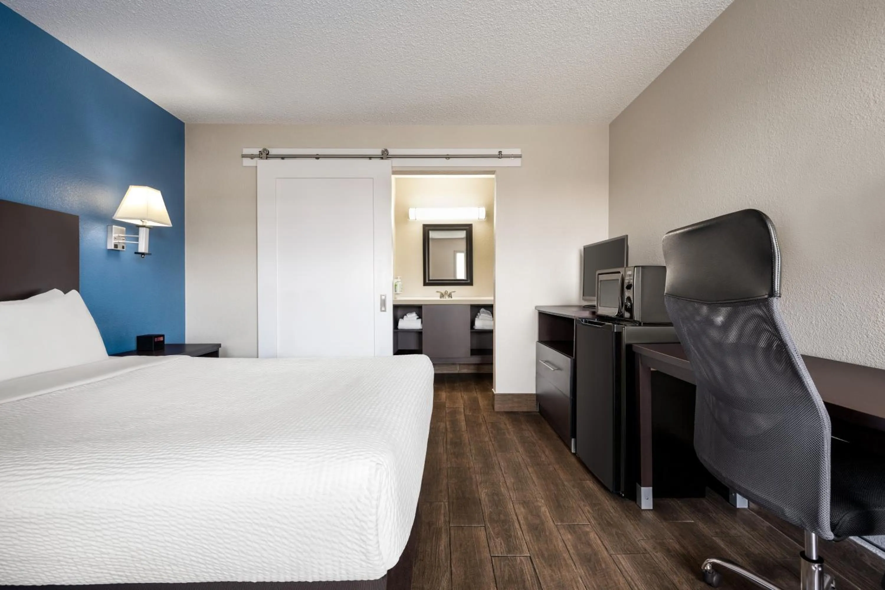 Bedroom, Bed in Baymont by Wyndham Kingman