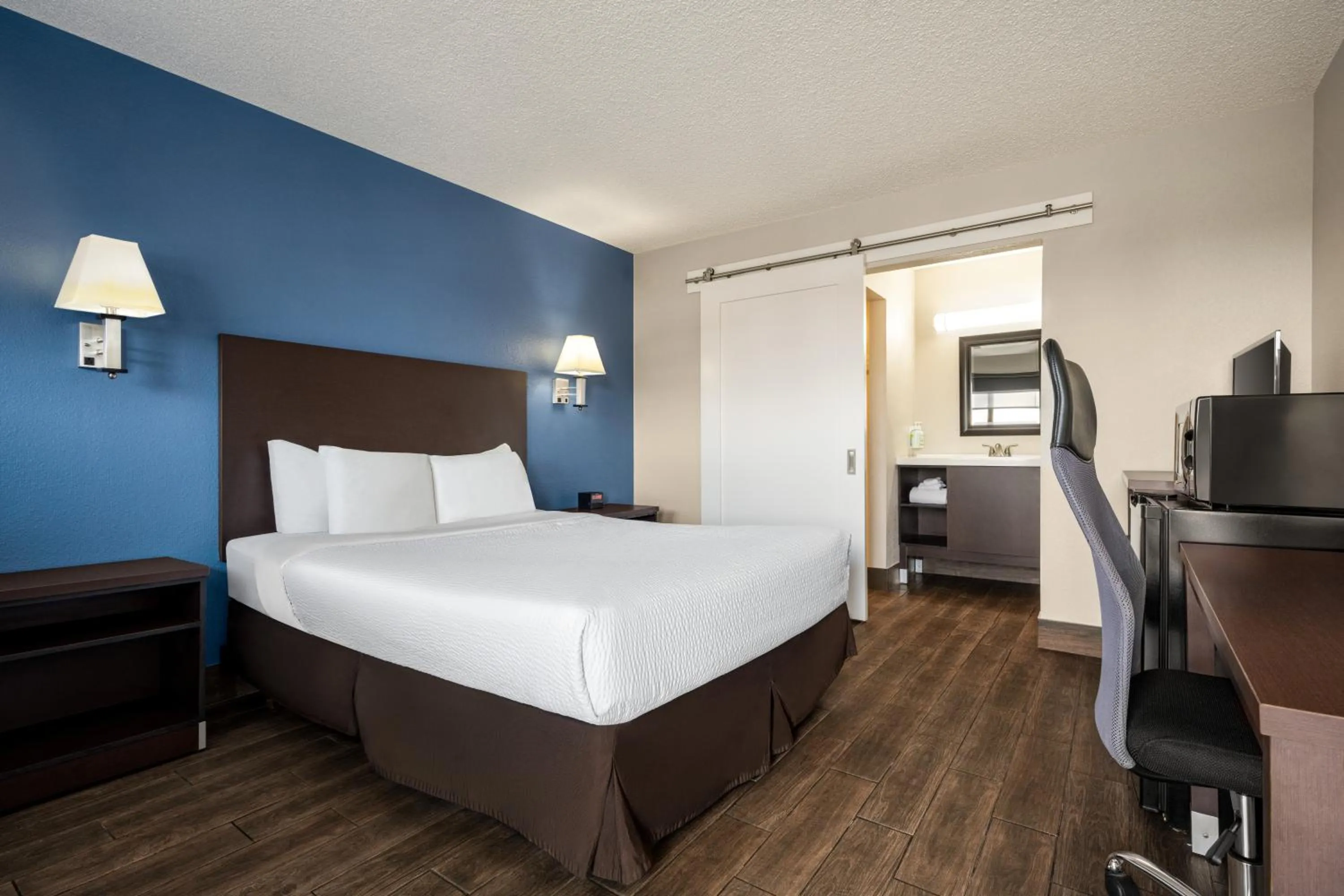 Bedroom, Bed in Baymont by Wyndham Kingman