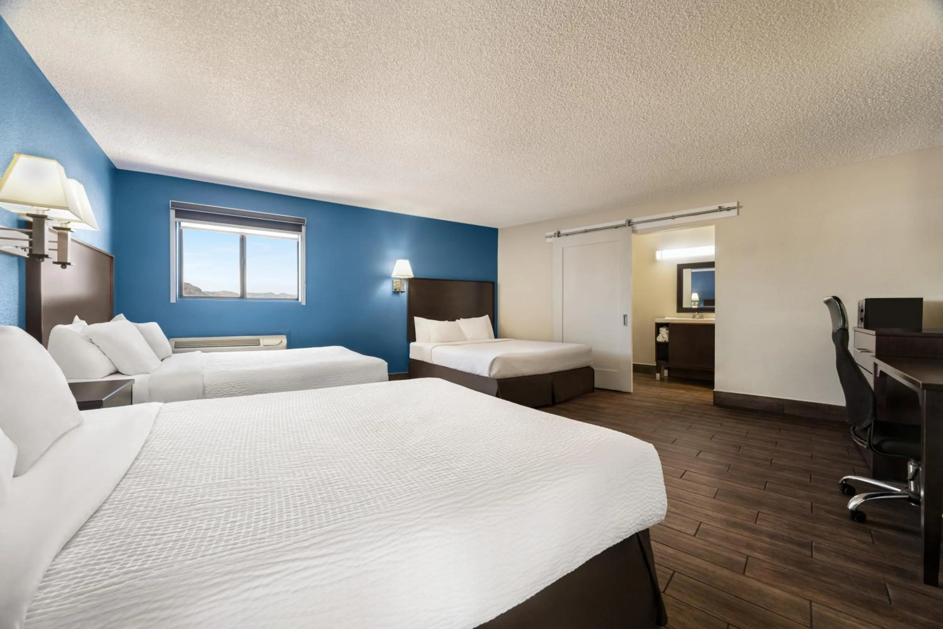 Bedroom, Bed in Baymont by Wyndham Kingman