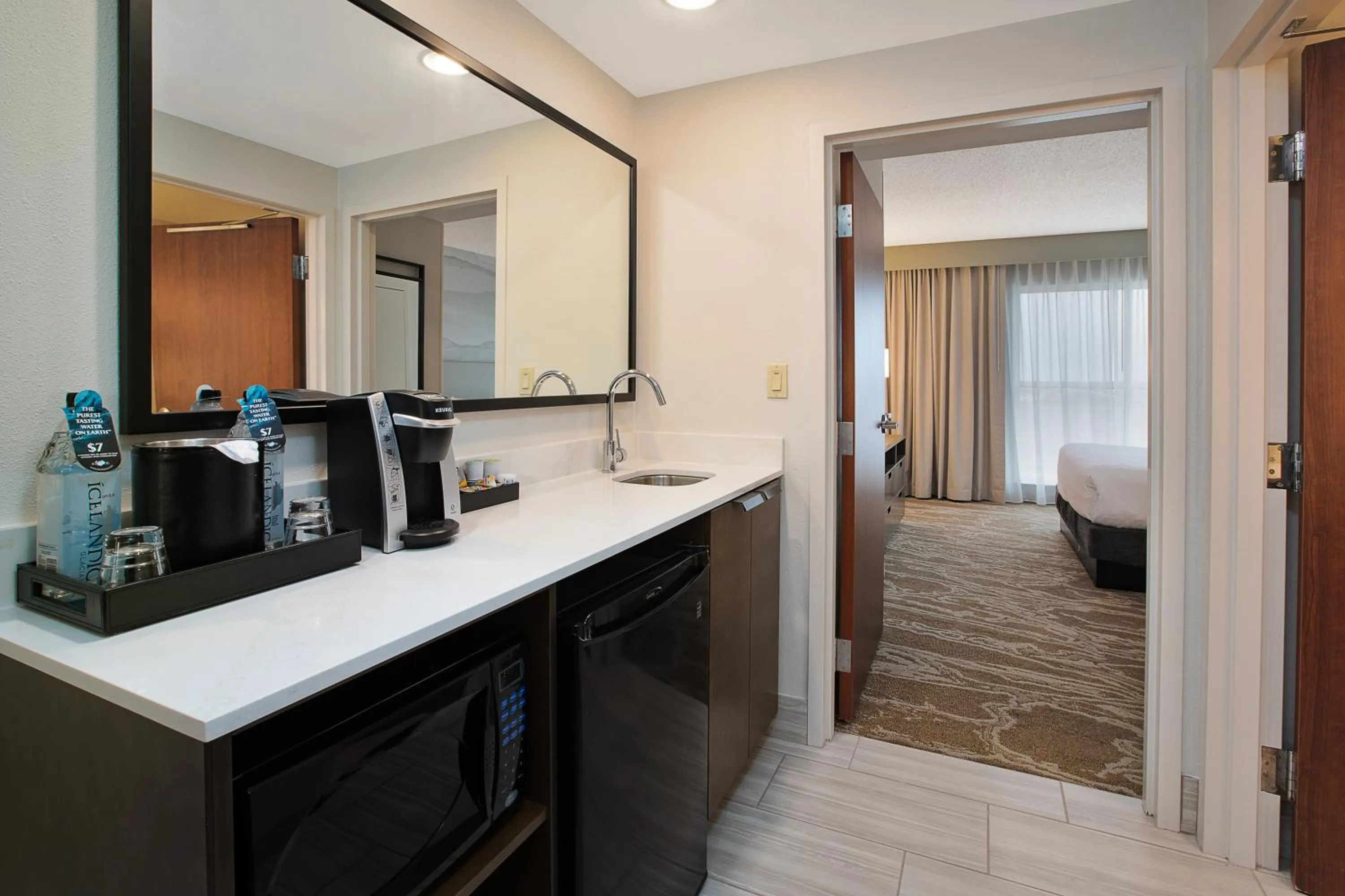 kitchen, Bed in Embassy Suites San Marcos Hotel Conference Center