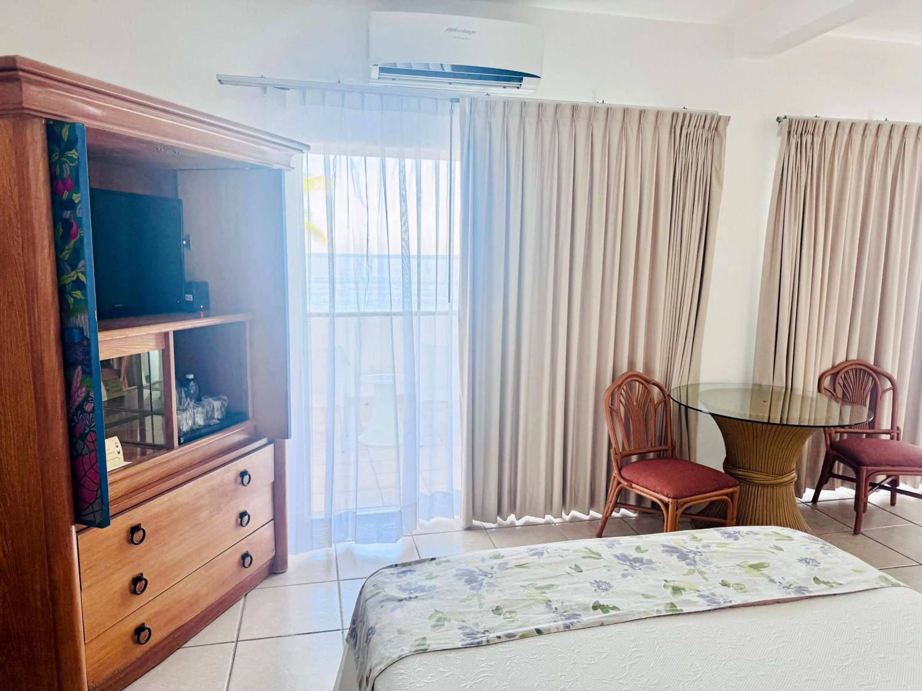 Pool view, Bed in Tropicana Hotel Puerto Vallarta