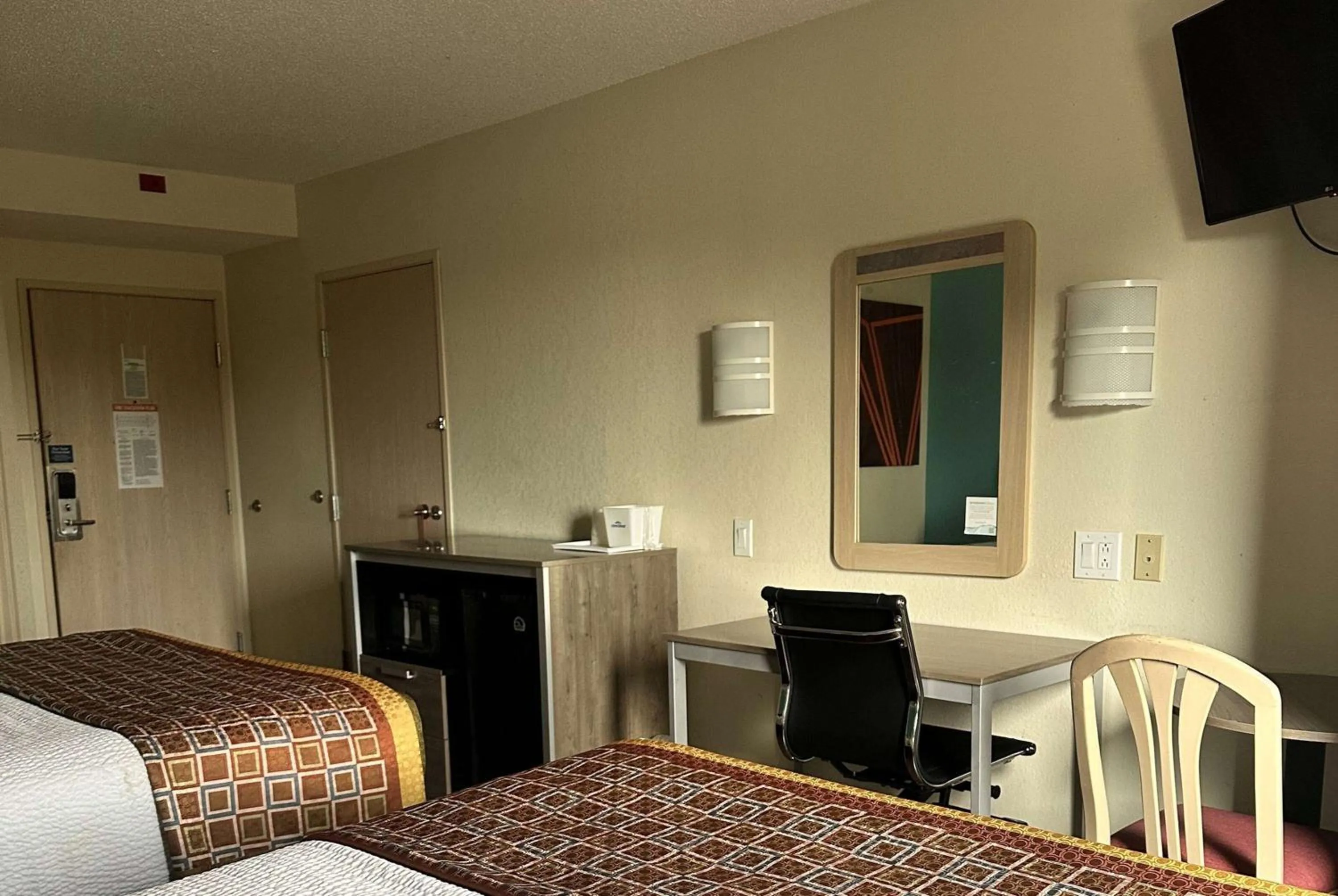 Photo of the whole room, Bed in Howard Johnson by Wyndham Clarksville Tennessee