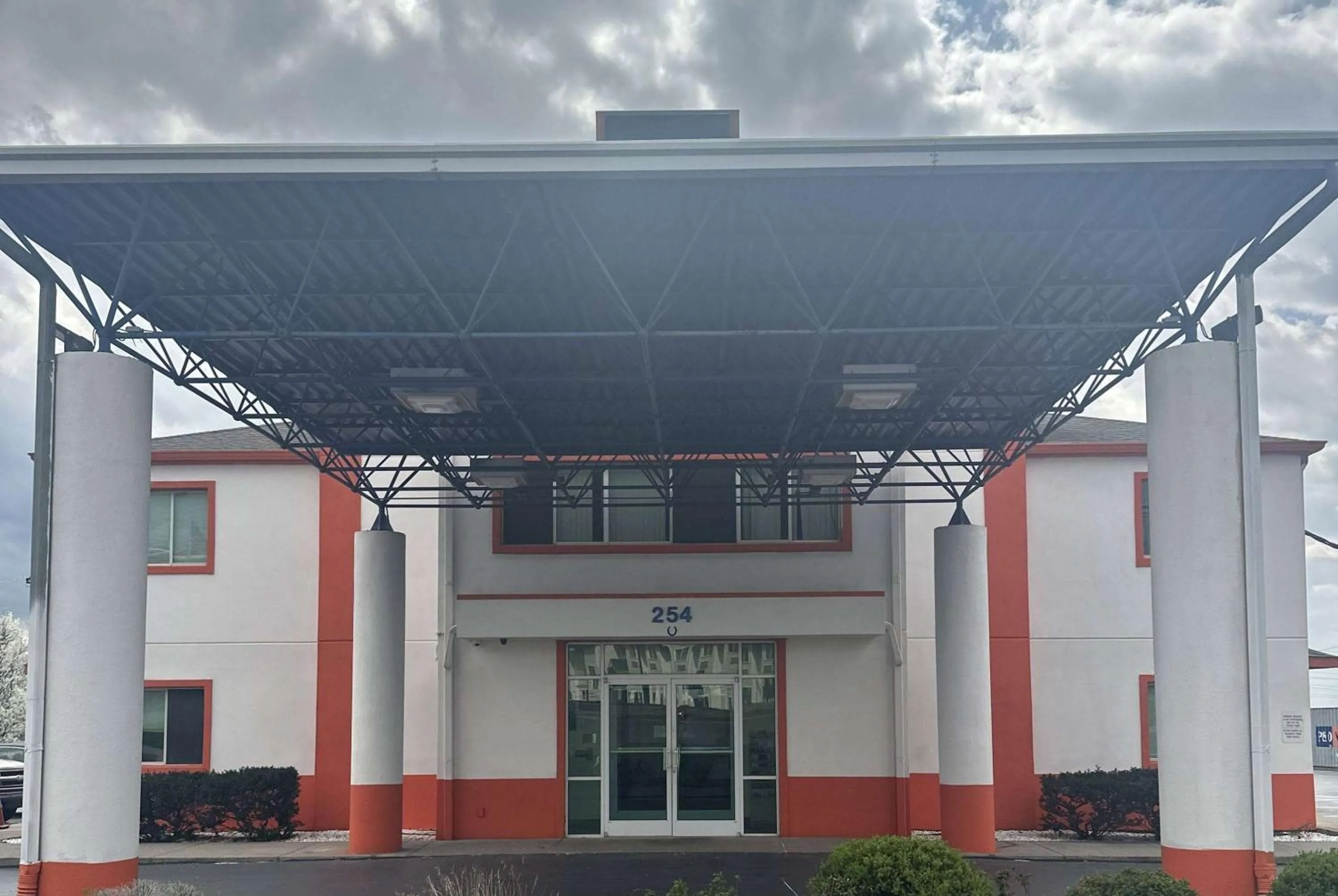 Property building in Howard Johnson by Wyndham Clarksville Tennessee