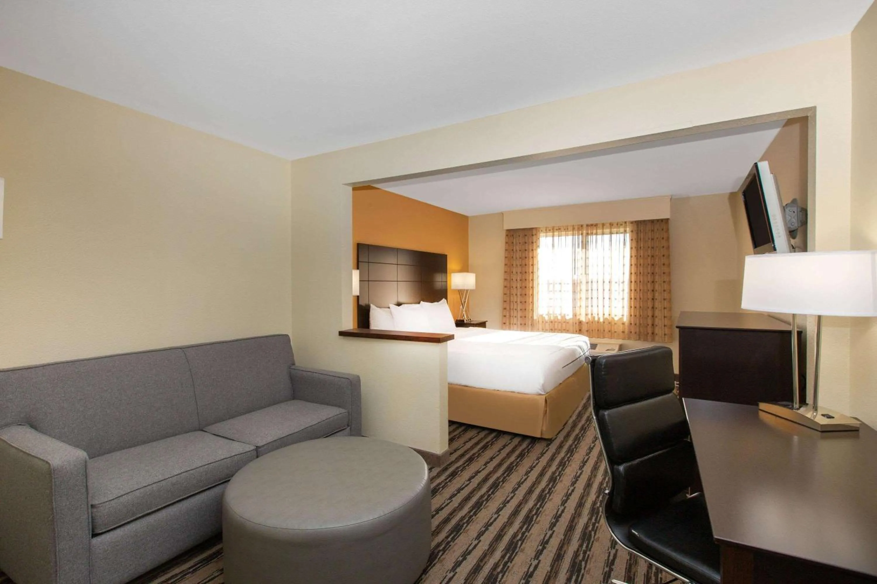 Photo of the whole room, Bed in La Quinta Inn by Wyndham Lincoln