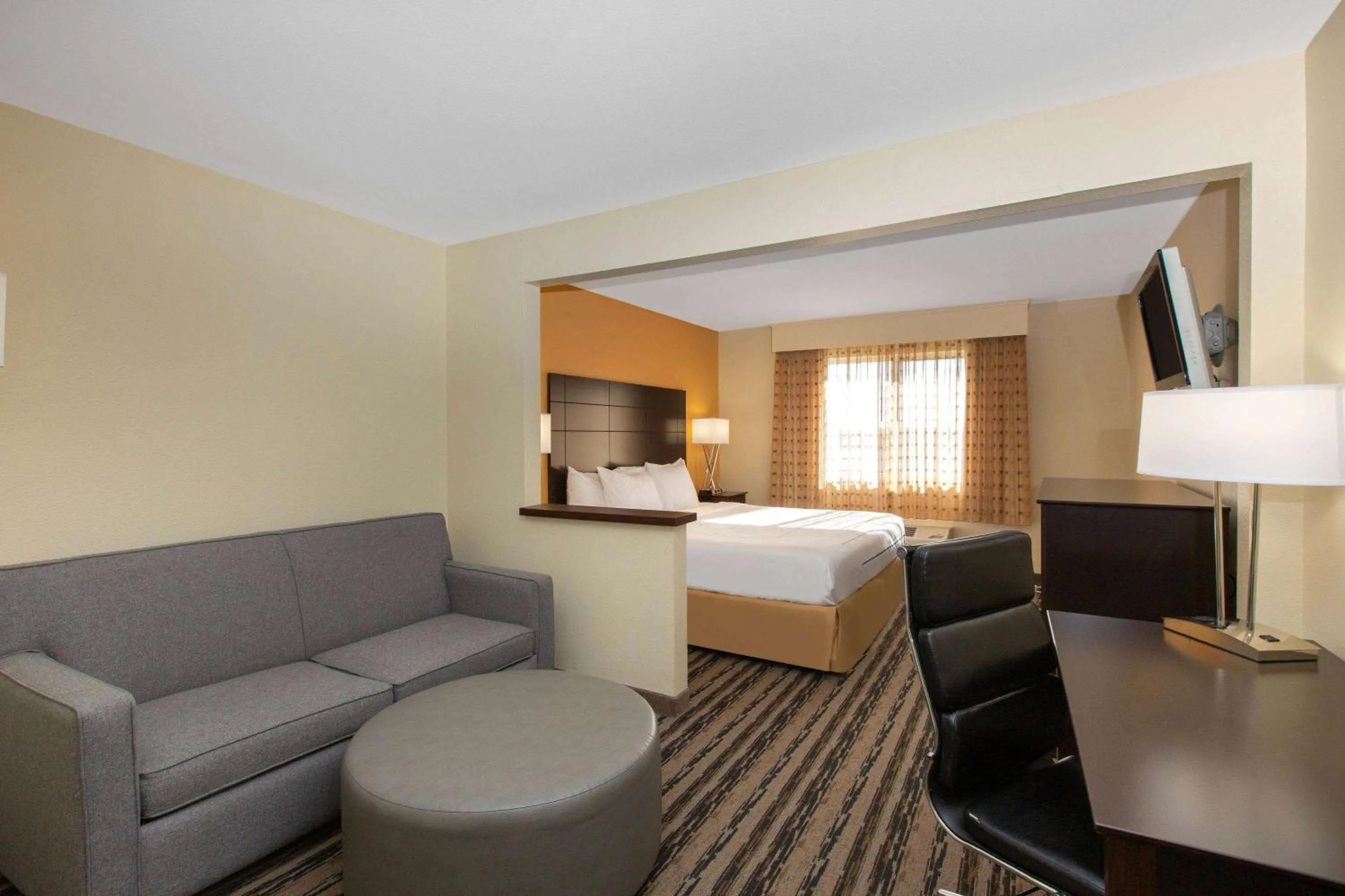 Photo of the whole room, Bed in La Quinta Inn by Wyndham Lincoln