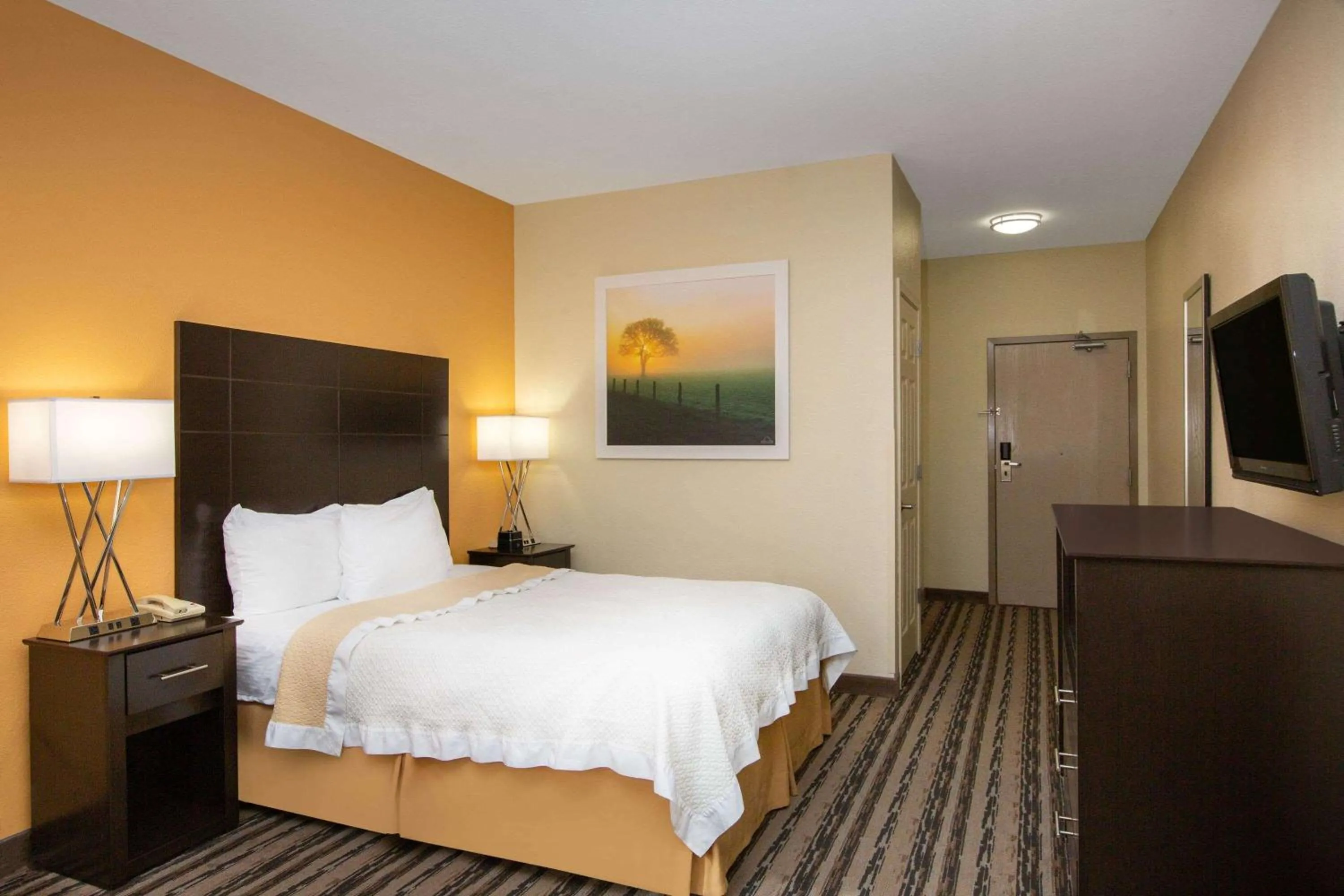 Photo of the whole room, Bed in La Quinta Inn by Wyndham Lincoln