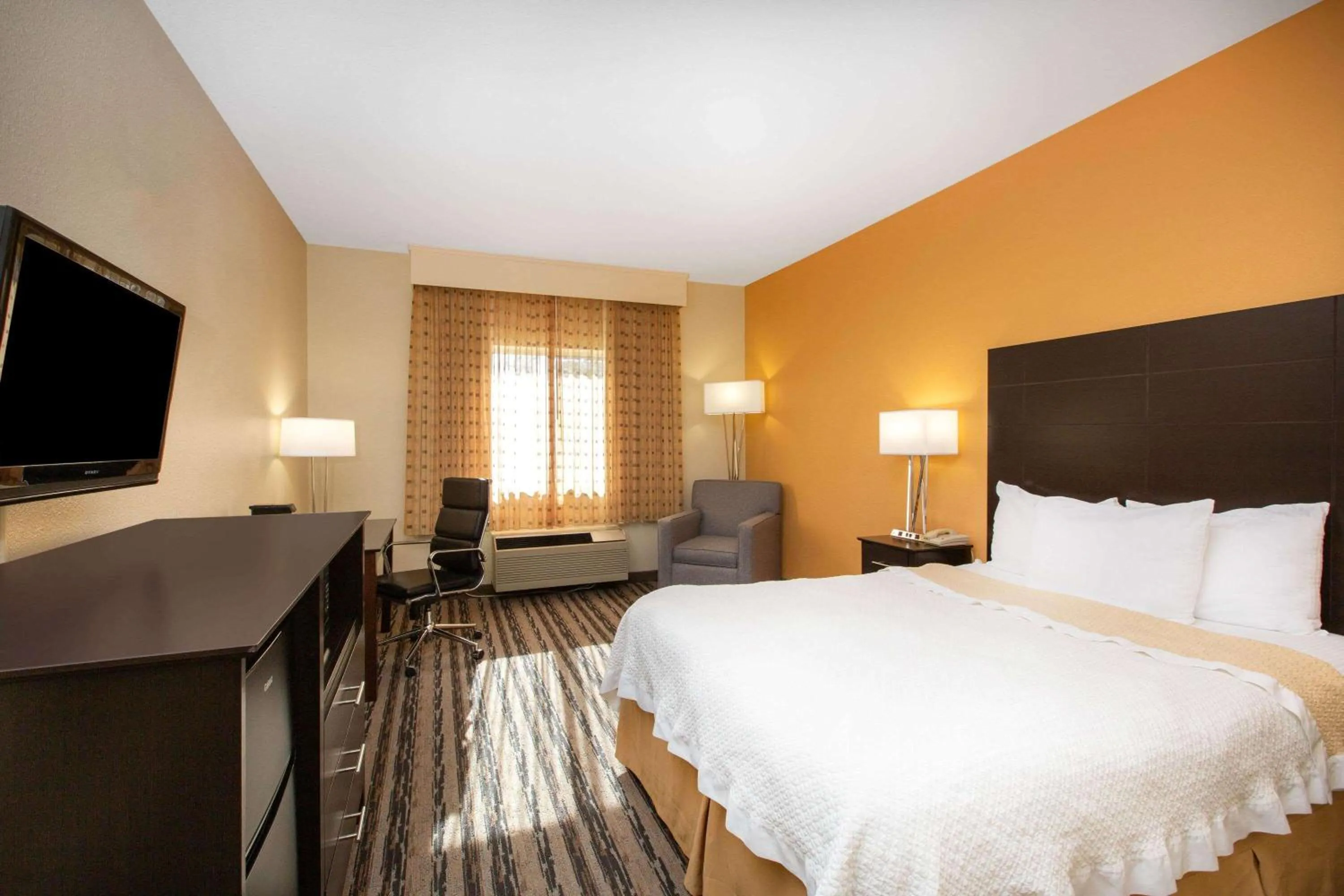 Photo of the whole room, Bed in La Quinta Inn by Wyndham Lincoln