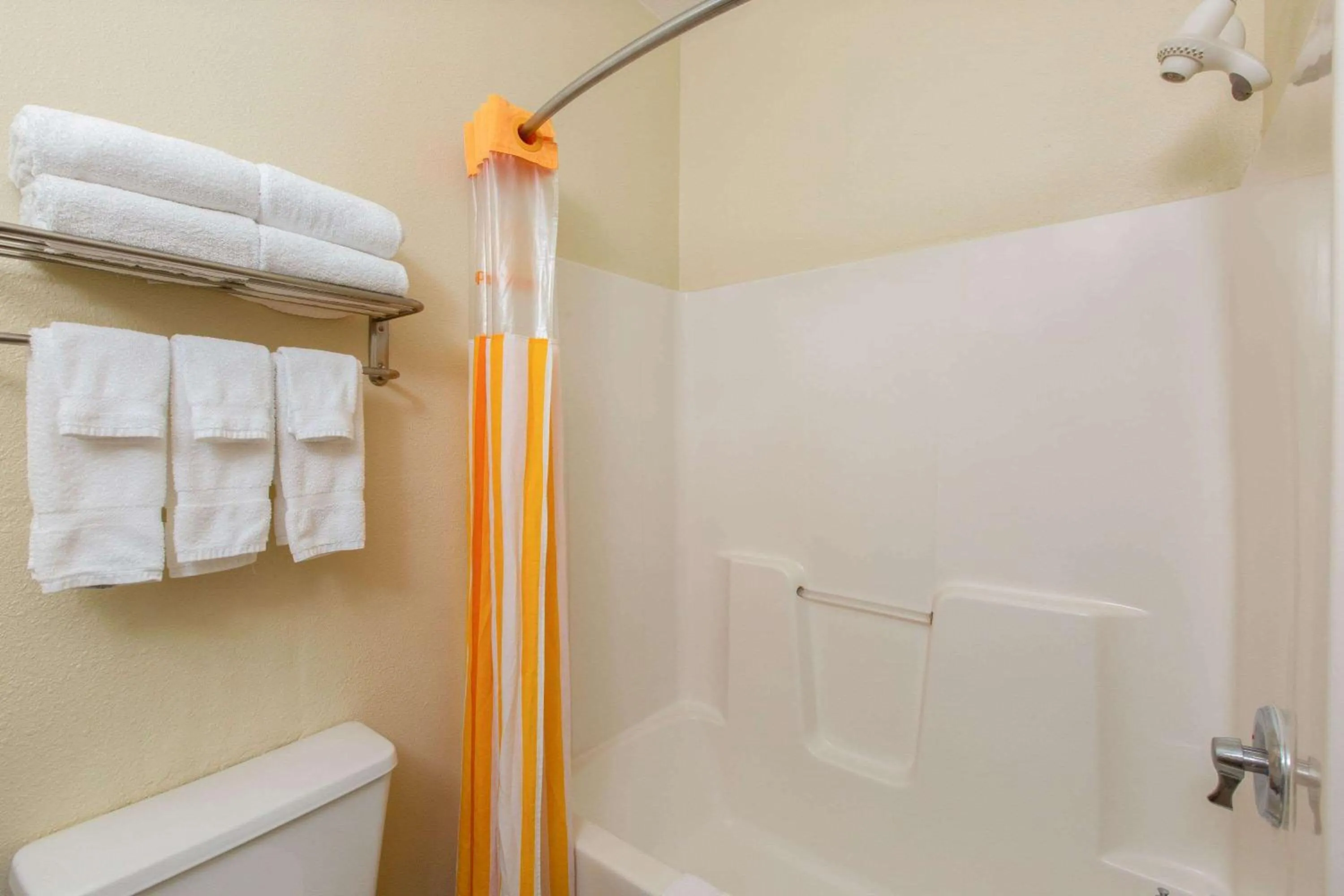 Bathroom in La Quinta Inn by Wyndham Lincoln