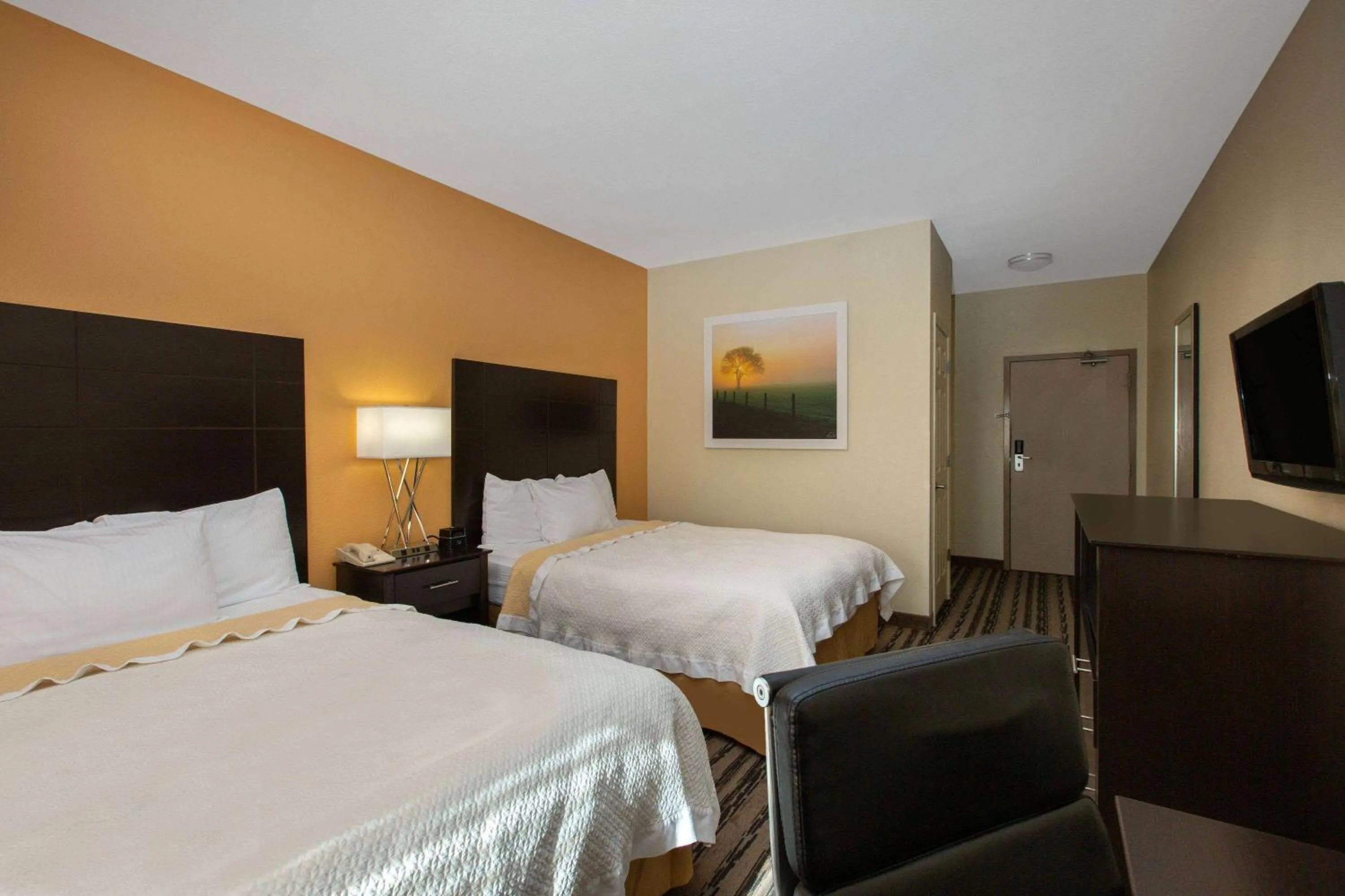 Photo of the whole room, Bed in La Quinta Inn by Wyndham Lincoln