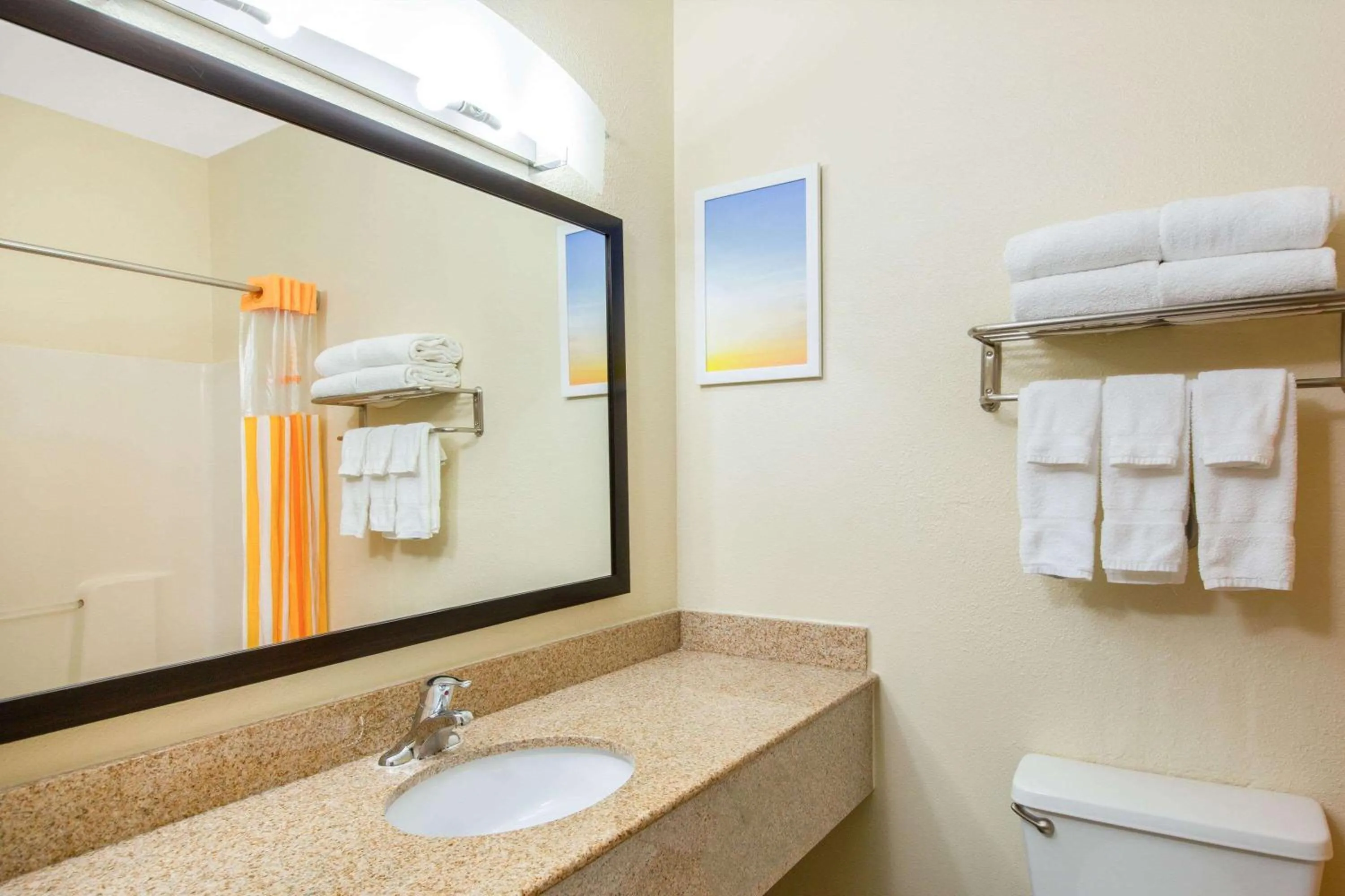 Bathroom in La Quinta Inn by Wyndham Lincoln