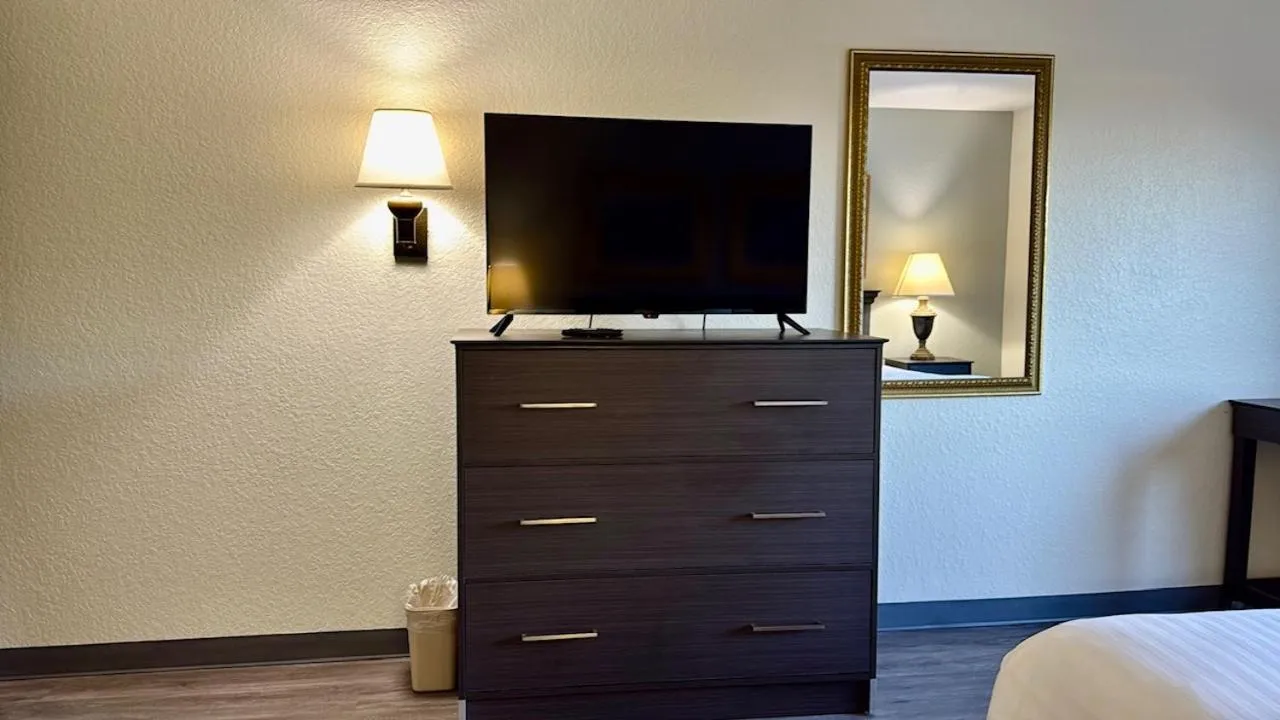 Bed in Ruskin Inn Tampa-Sun City Center